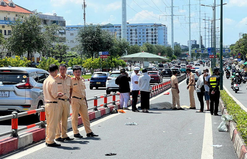 Lực lượng chức năng kh&aacute;m nghiệm hiện trường vụ tai nạn.