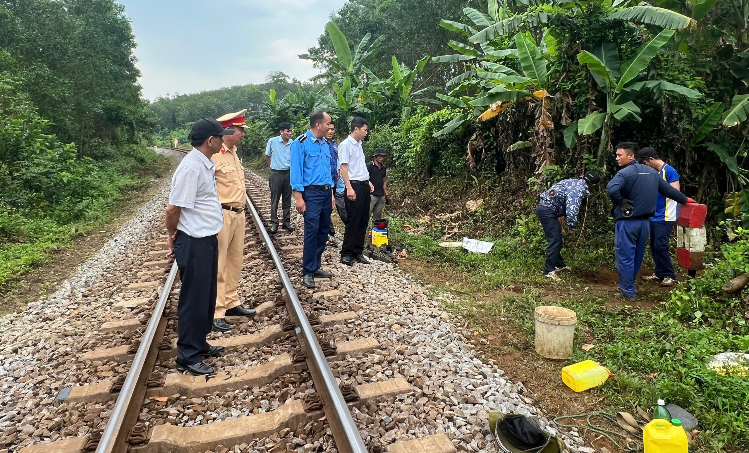 Huế: Chủ động ph&ograve;ng ngừa, k&eacute;o giảm tai nạn giao th&ocirc;ng đường sắt- Ảnh 1.