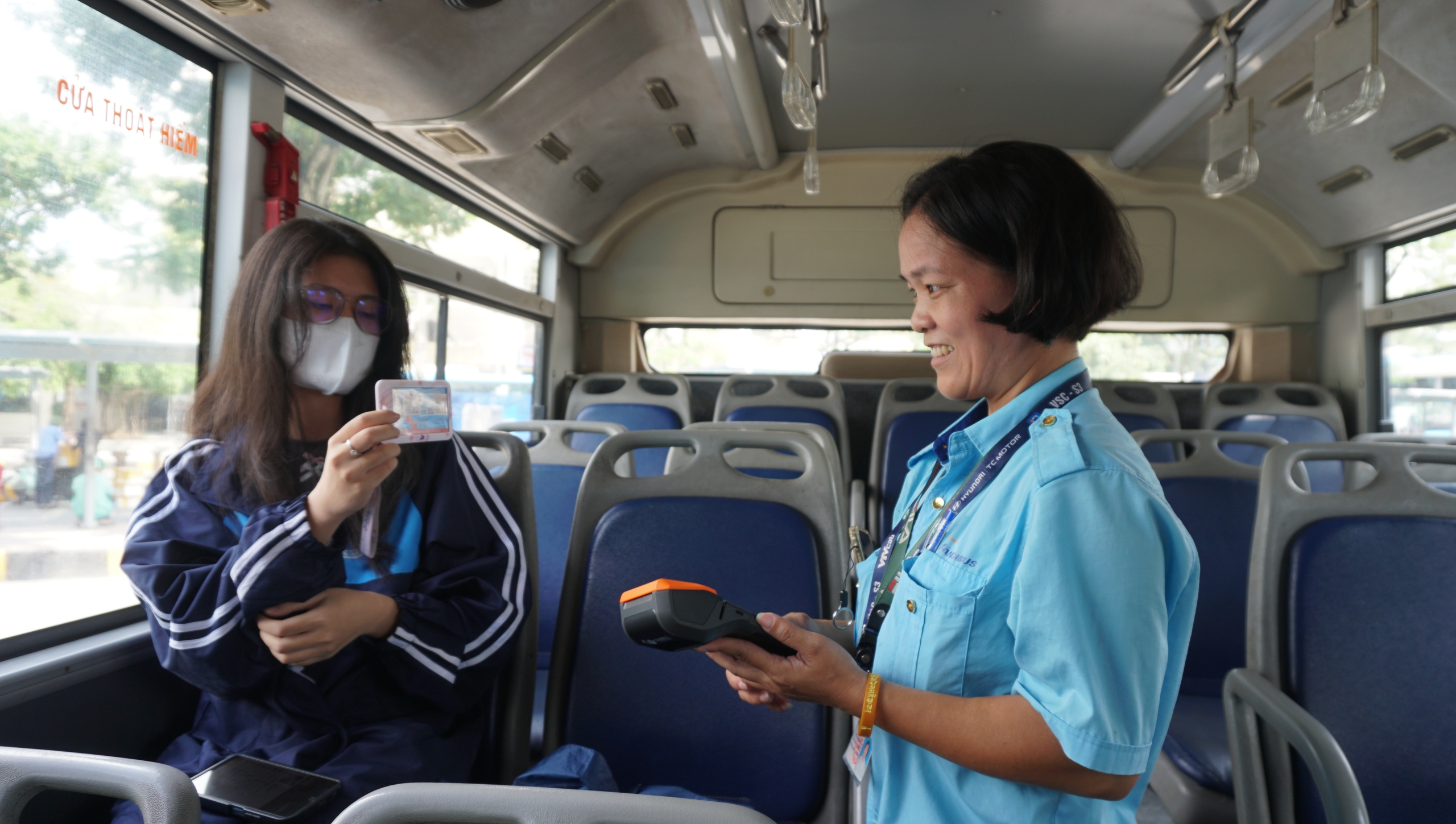 H&agrave;nh tr&igrave;nh dịu d&agrave;ng của những người phụ nữ tr&ecirc;n xe bu&yacute;t- Ảnh 1.