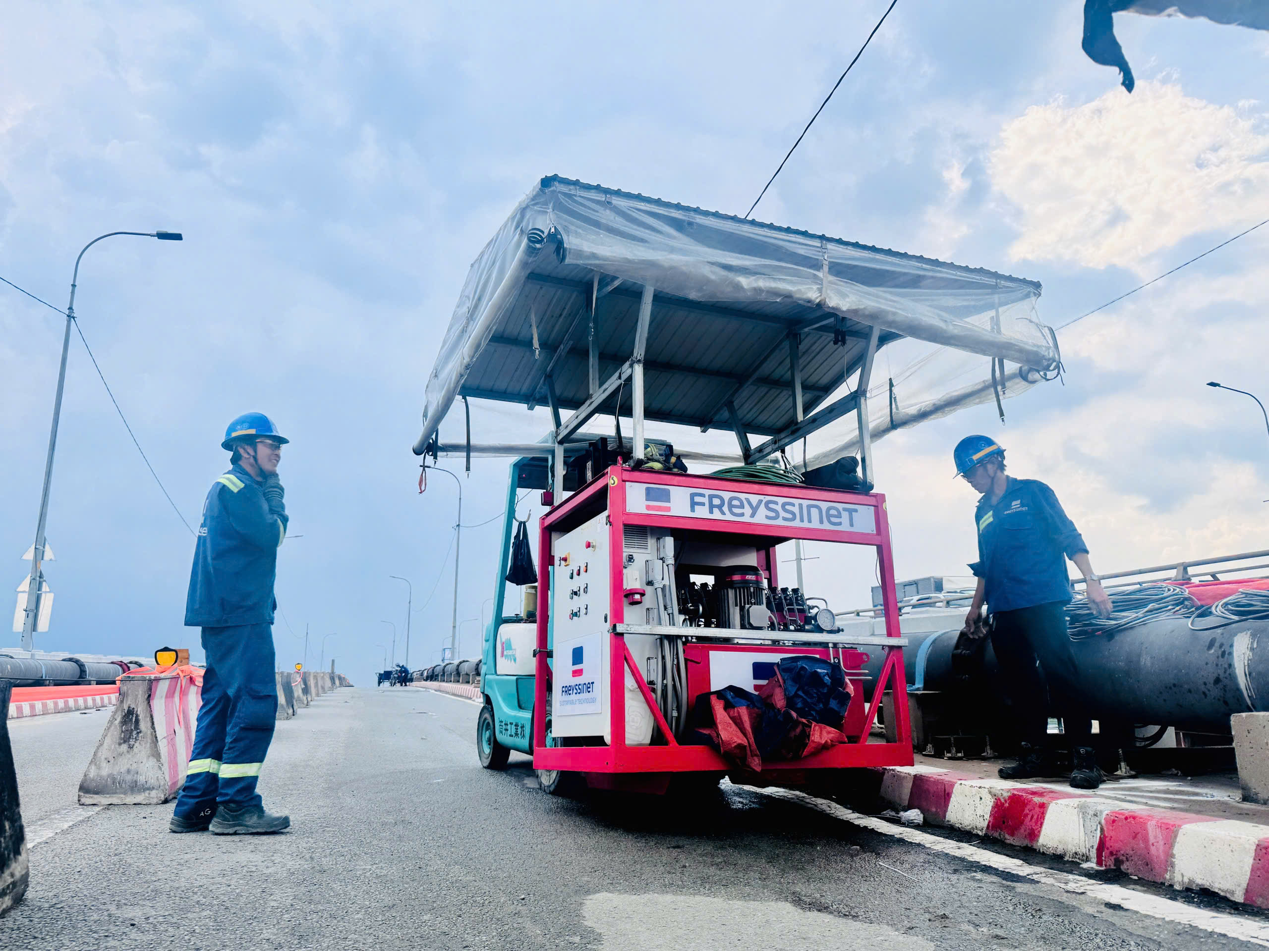 Cầu Bình Phước 1 được nâng cao 1,25m bằng công nghệ kích thủy lực đồng bộ- Ảnh 4. Cầu Bình Phước 1 được nâng cao 1,25m bằng công nghệ kích thủy lực đồng bộ- Ảnh 4.