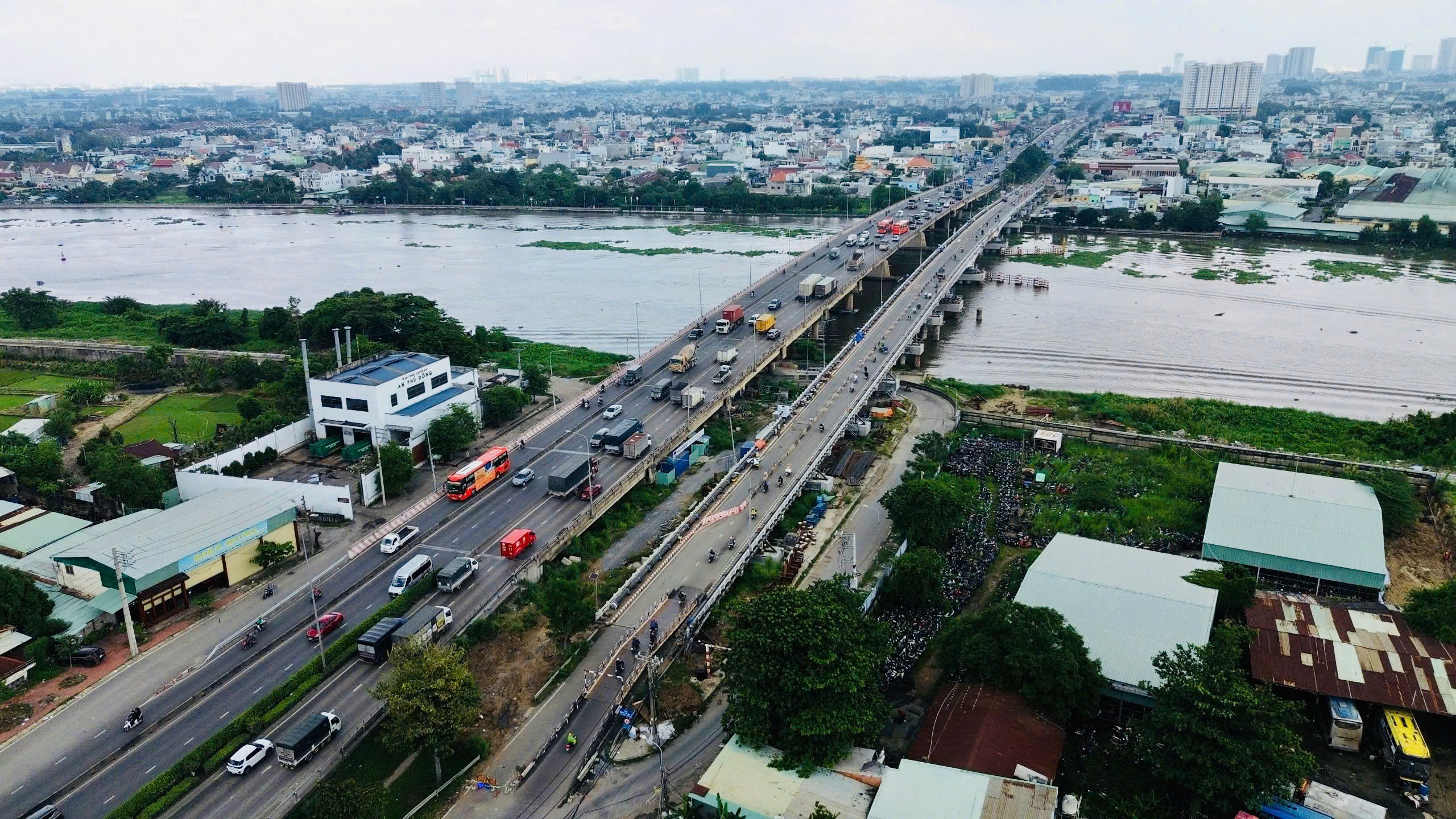 Cầu Bình Phước 1 được nâng cao 1,25m bằng công nghệ kích thủy lực đồng bộ- Ảnh 1. Cầu Bình Phước 1 được nâng cao 1,25m bằng công nghệ kích thủy lực đồng bộ- Ảnh 1.