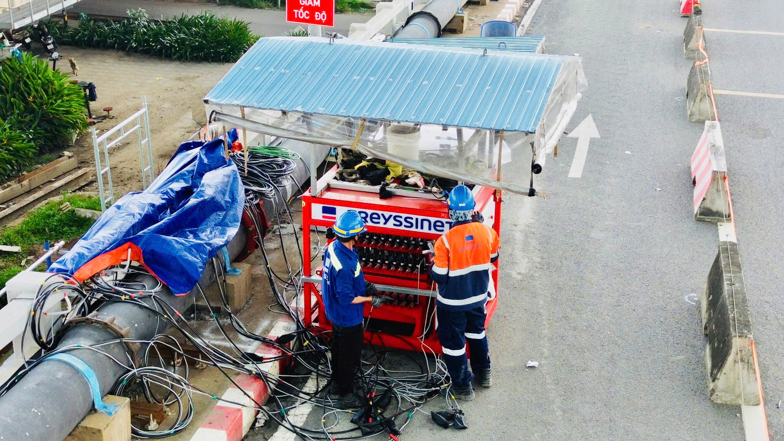 Cầu Bình Phước 1 được nâng cao 1,25m bằng công nghệ kích thủy lực đồng bộ- Ảnh 6. Cầu Bình Phước 1 được nâng cao 1,25m bằng công nghệ kích thủy lực đồng bộ- Ảnh 6.