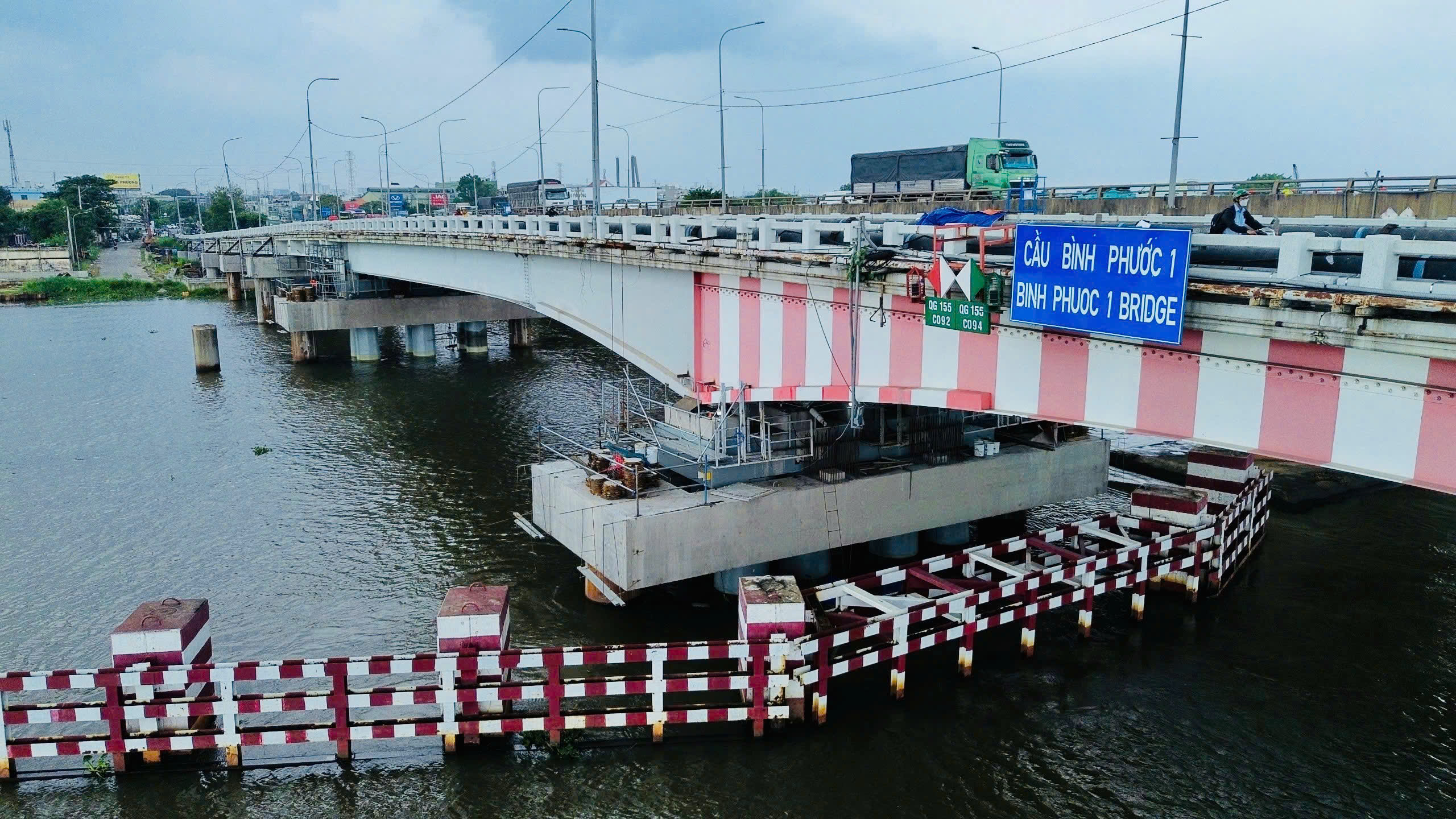 Cận cảnh thử tải cầu Bình Phước 1 bằng 14 xe tải, chuẩn bị cho ngày thông xe- Ảnh 9. Cận cảnh thử tải cầu Bình Phước 1 bằng 14 xe tải, chuẩn bị cho ngày thông xe- Ảnh 9.