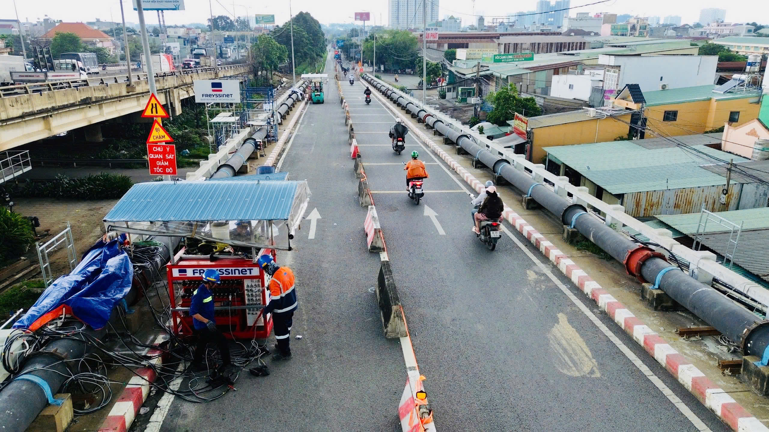 Cầu Bình Phước 1 được nâng cao 1,25m bằng công nghệ kích thủy lực đồng bộ- Ảnh 2. Cầu Bình Phước 1 được nâng cao 1,25m bằng công nghệ kích thủy lực đồng bộ- Ảnh 2.