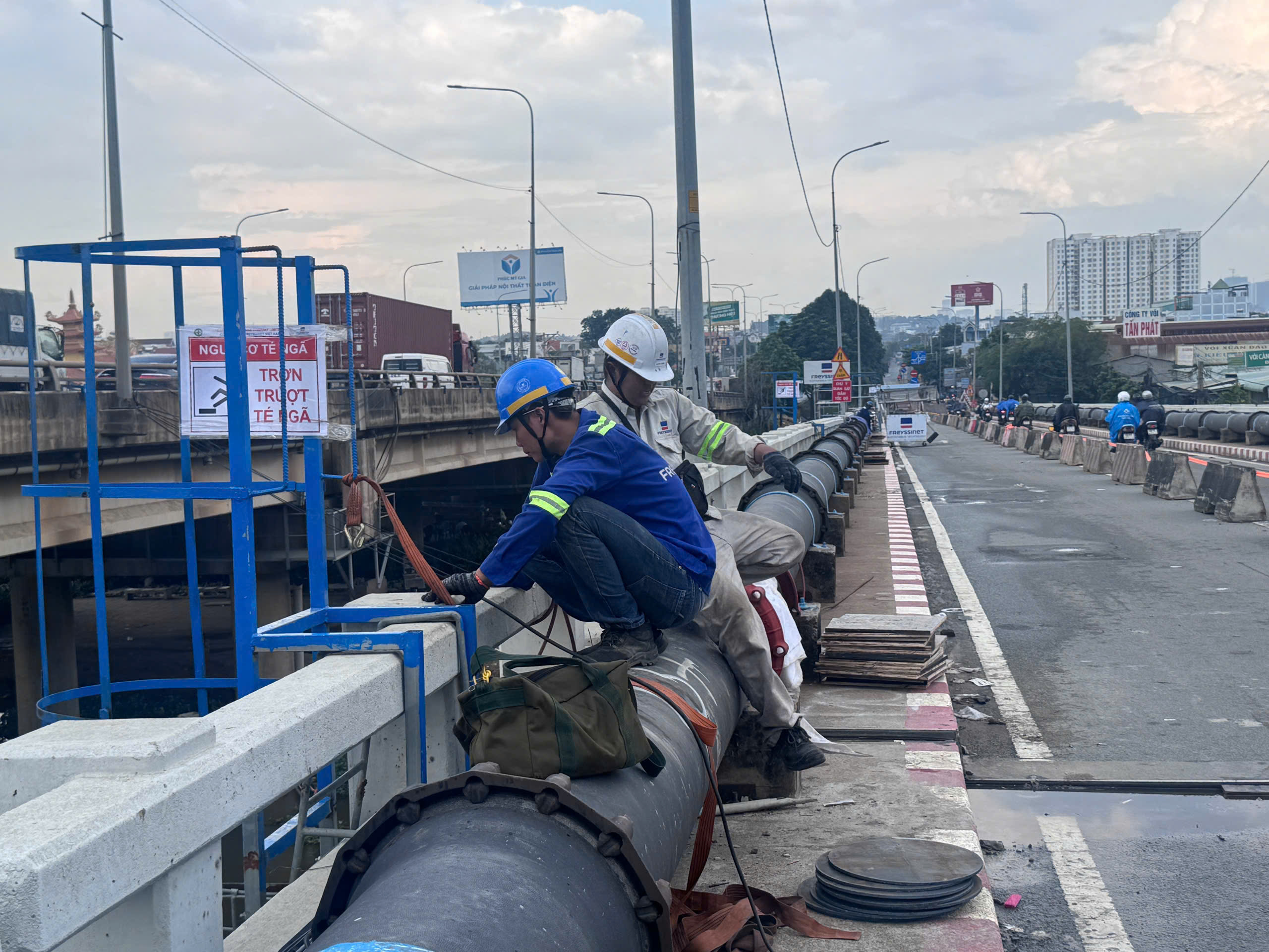 Cầu Bình Phước 1 được nâng cao 1,25m bằng công nghệ kích thủy lực đồng bộ- Ảnh 5. Cầu Bình Phước 1 được nâng cao 1,25m bằng công nghệ kích thủy lực đồng bộ- Ảnh 5.