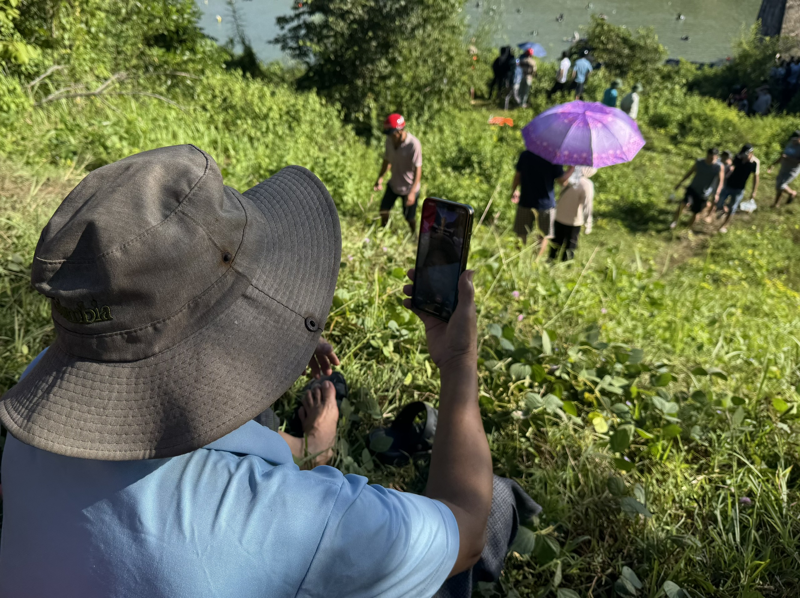 Ngừng xả lũ đập thủy điện Trị An, người dân đổ về săn cá "lộc trời”- Ảnh 9. Ngừng xả lũ đập thủy điện Trị An, người dân đổ về săn cá "lộc trời”- Ảnh 9.