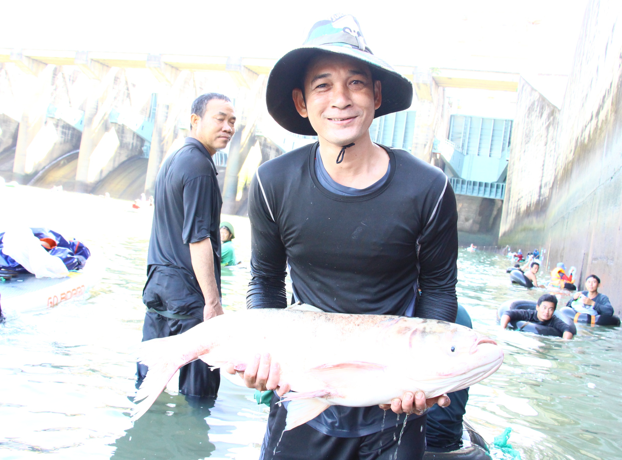 Ngừng xả lũ đập thủy điện Trị An, người dân đổ về săn cá "lộc trời”- Ảnh 18. Ngừng xả lũ đập thủy điện Trị An, người dân đổ về săn cá "lộc trời”- Ảnh 18.