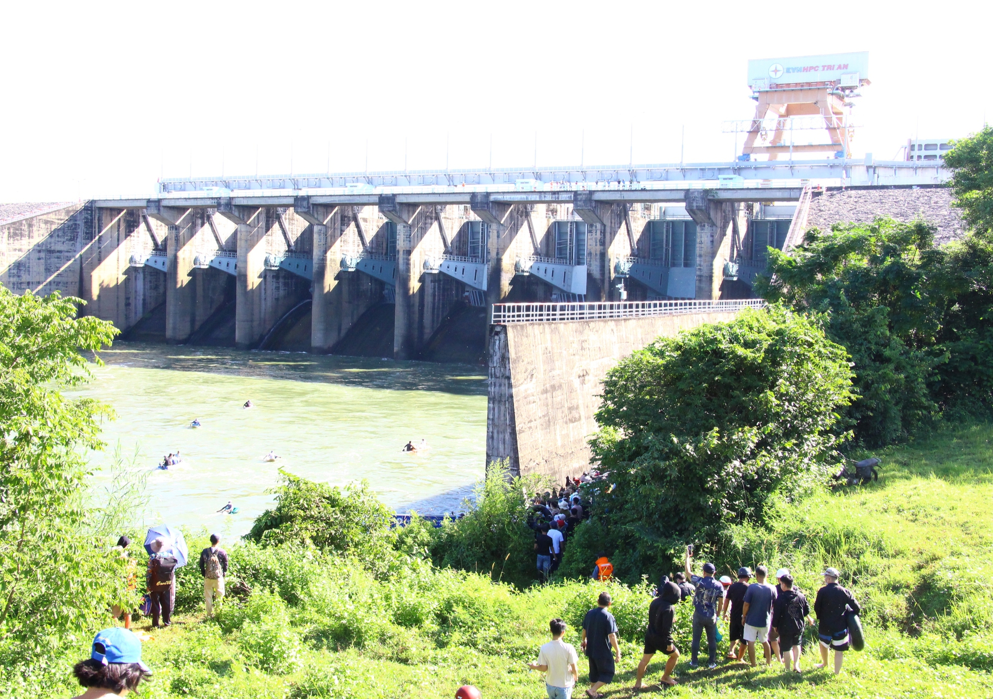 Ngừng xả lũ đập thủy điện Trị An, người dân đổ về săn cá "lộc trời”- Ảnh 12. Ngừng xả lũ đập thủy điện Trị An, người dân đổ về săn cá "lộc trời”- Ảnh 12.