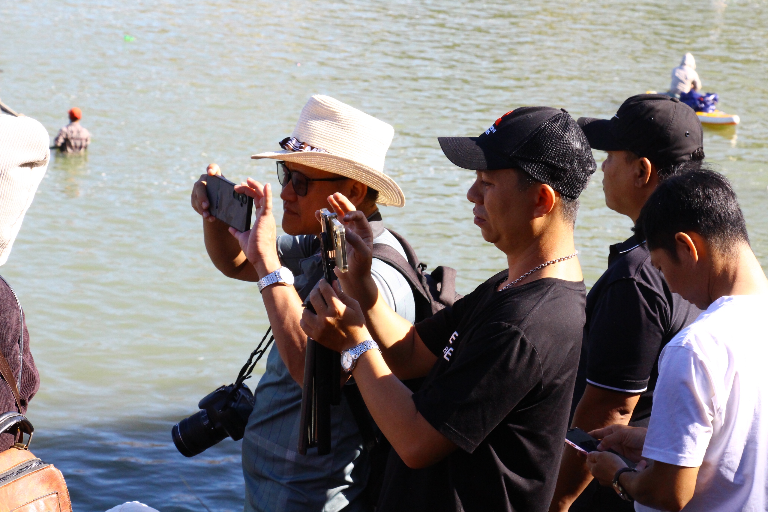 Ngừng xả lũ đập thủy điện Trị An, người dân đổ về săn cá "lộc trời”- Ảnh 17. Ngừng xả lũ đập thủy điện Trị An, người dân đổ về săn cá "lộc trời”- Ảnh 17.