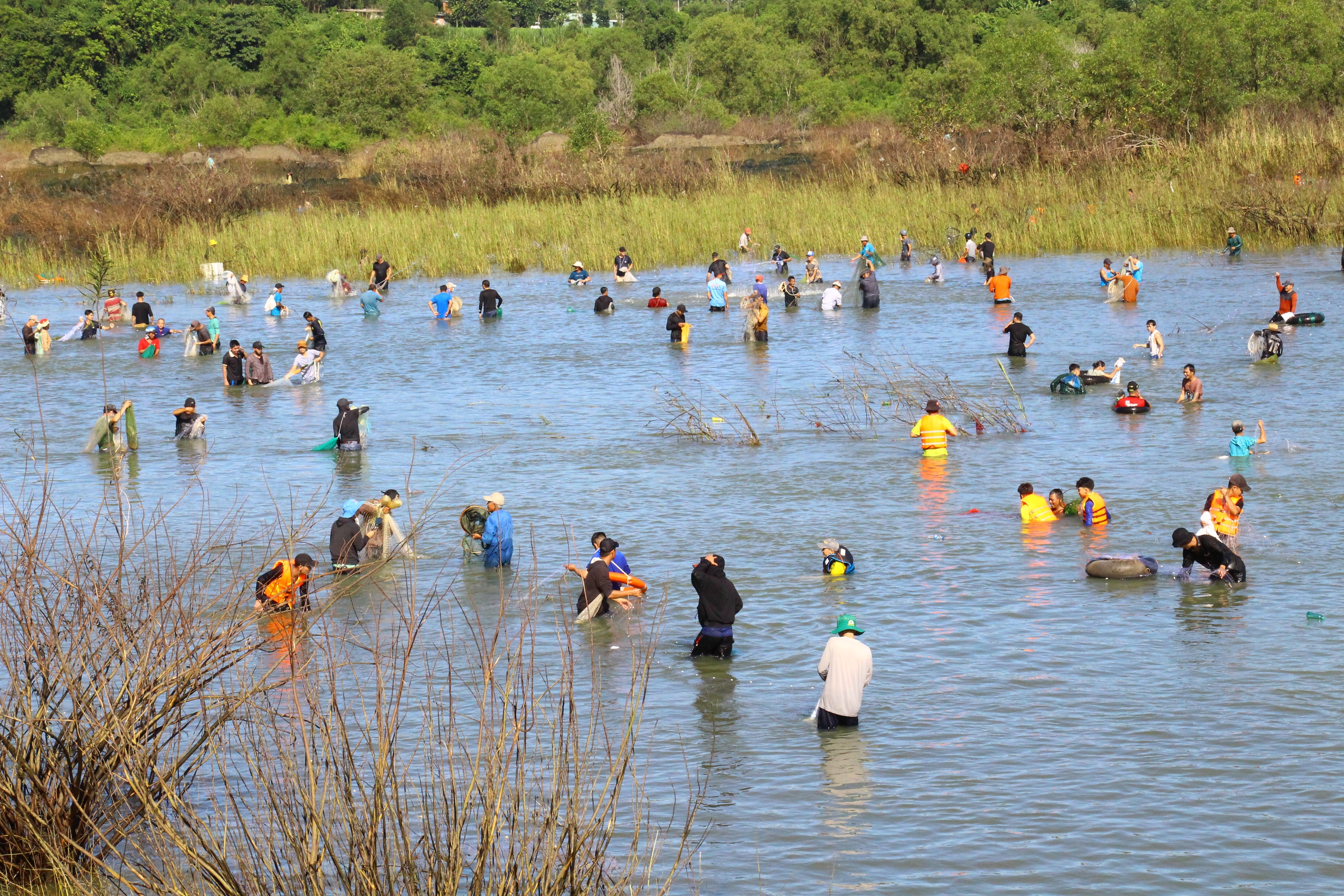 Ngừng xả lũ đập thủy điện Trị An, người dân đổ về săn cá "lộc trời”- Ảnh 11. Ngừng xả lũ đập thủy điện Trị An, người dân đổ về săn cá "lộc trời”- Ảnh 11.