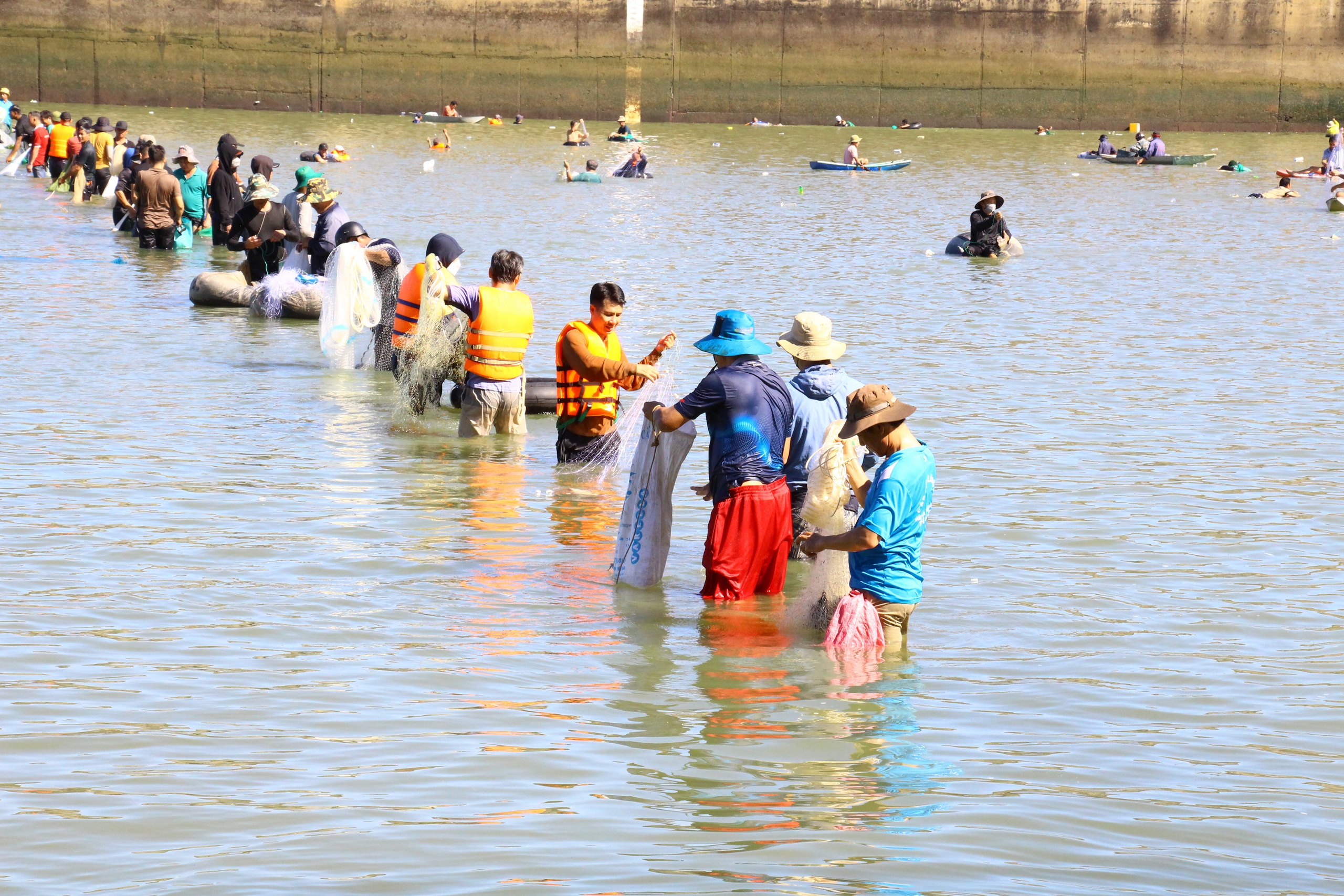 Ngừng xả lũ đập thủy điện Trị An, người dân đổ về săn cá "lộc trời”- Ảnh 14. Ngừng xả lũ đập thủy điện Trị An, người dân đổ về săn cá "lộc trời”- Ảnh 14.