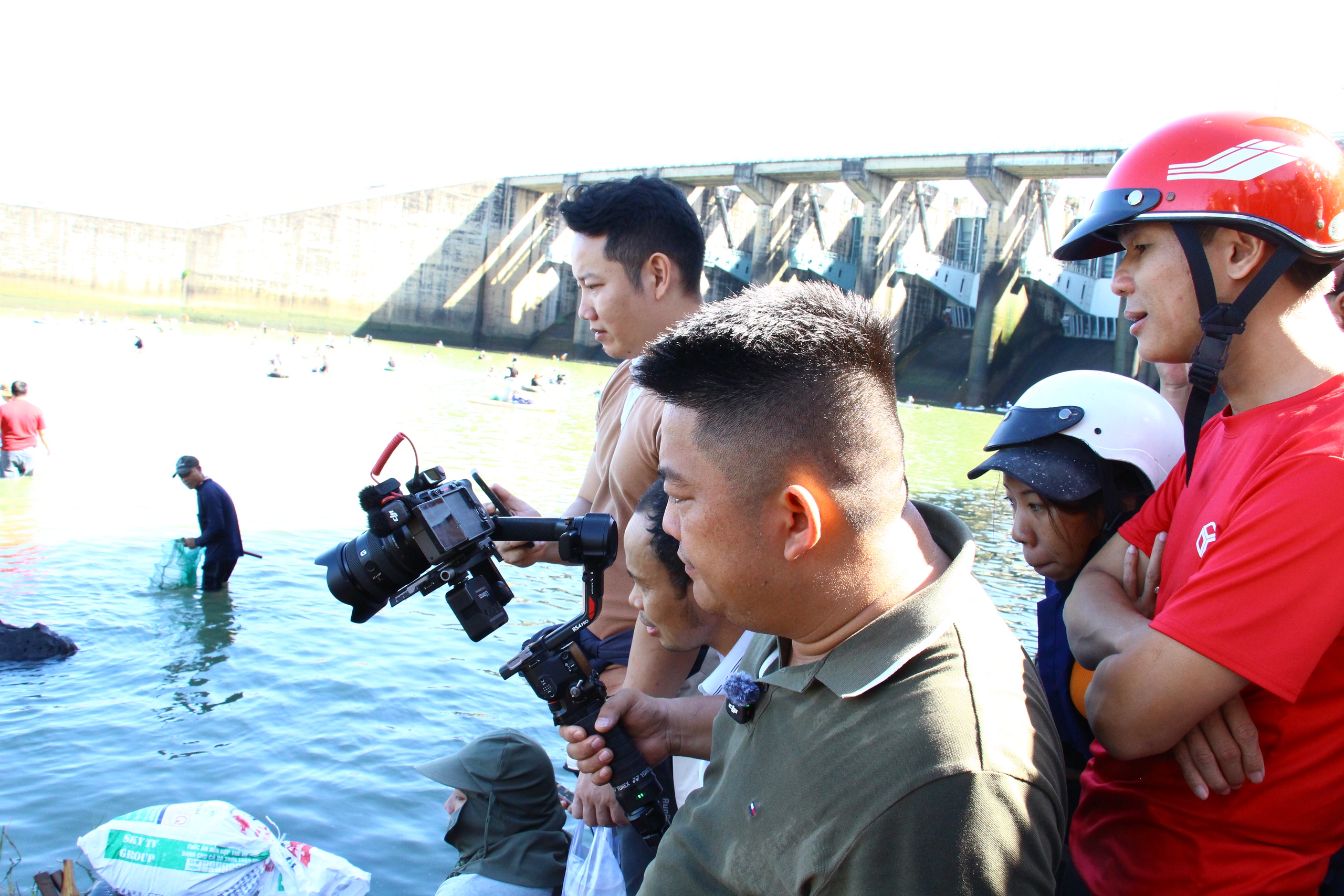 Ngừng xả lũ đập thủy điện Trị An, người dân đổ về săn cá "lộc trời”- Ảnh 16. Ngừng xả lũ đập thủy điện Trị An, người dân đổ về săn cá "lộc trời”- Ảnh 16.