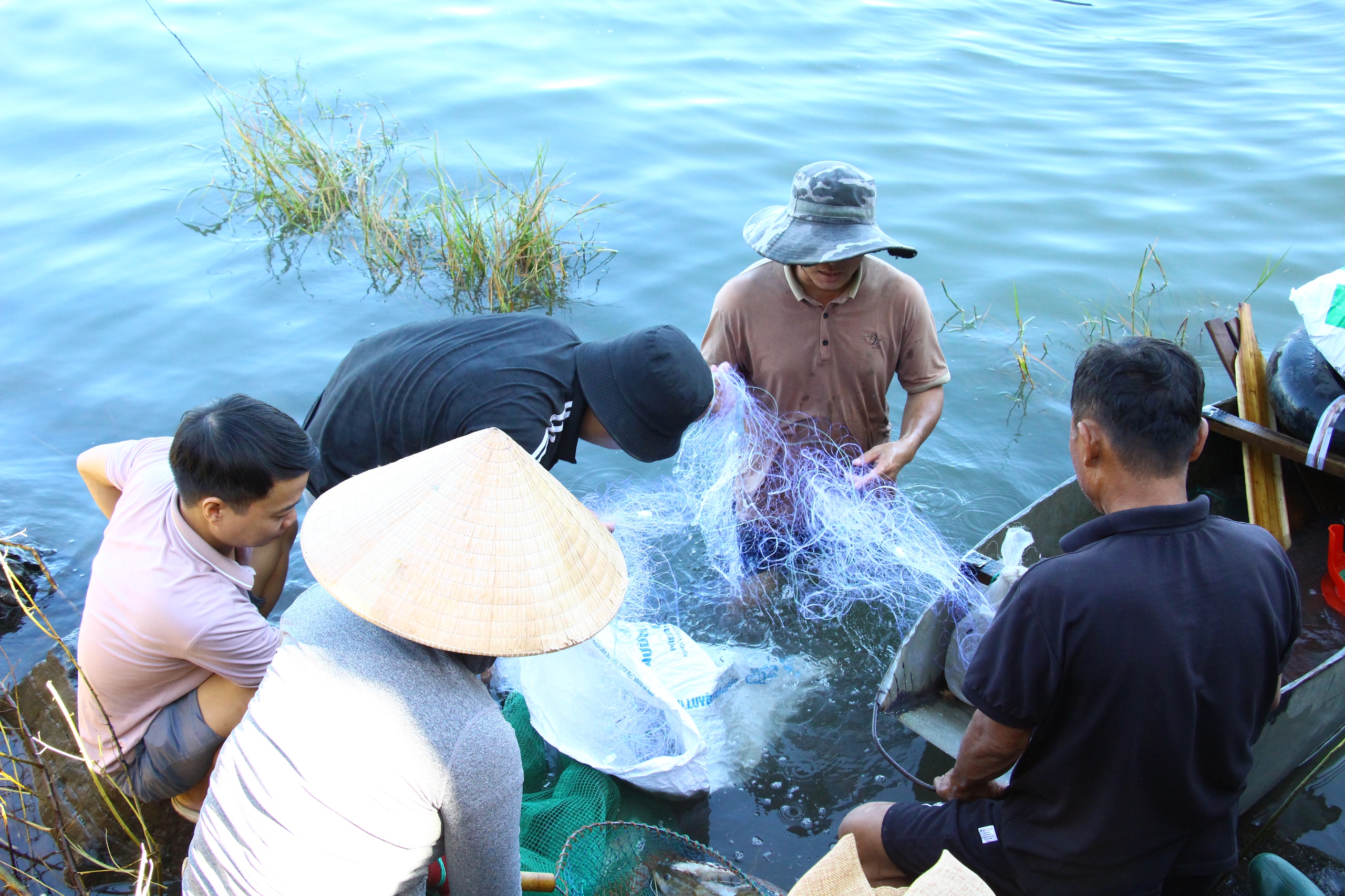 Ngừng xả lũ đập thủy điện Trị An, người dân đổ về săn cá "lộc trời”- Ảnh 13. Ngừng xả lũ đập thủy điện Trị An, người dân đổ về săn cá "lộc trời”- Ảnh 13.
