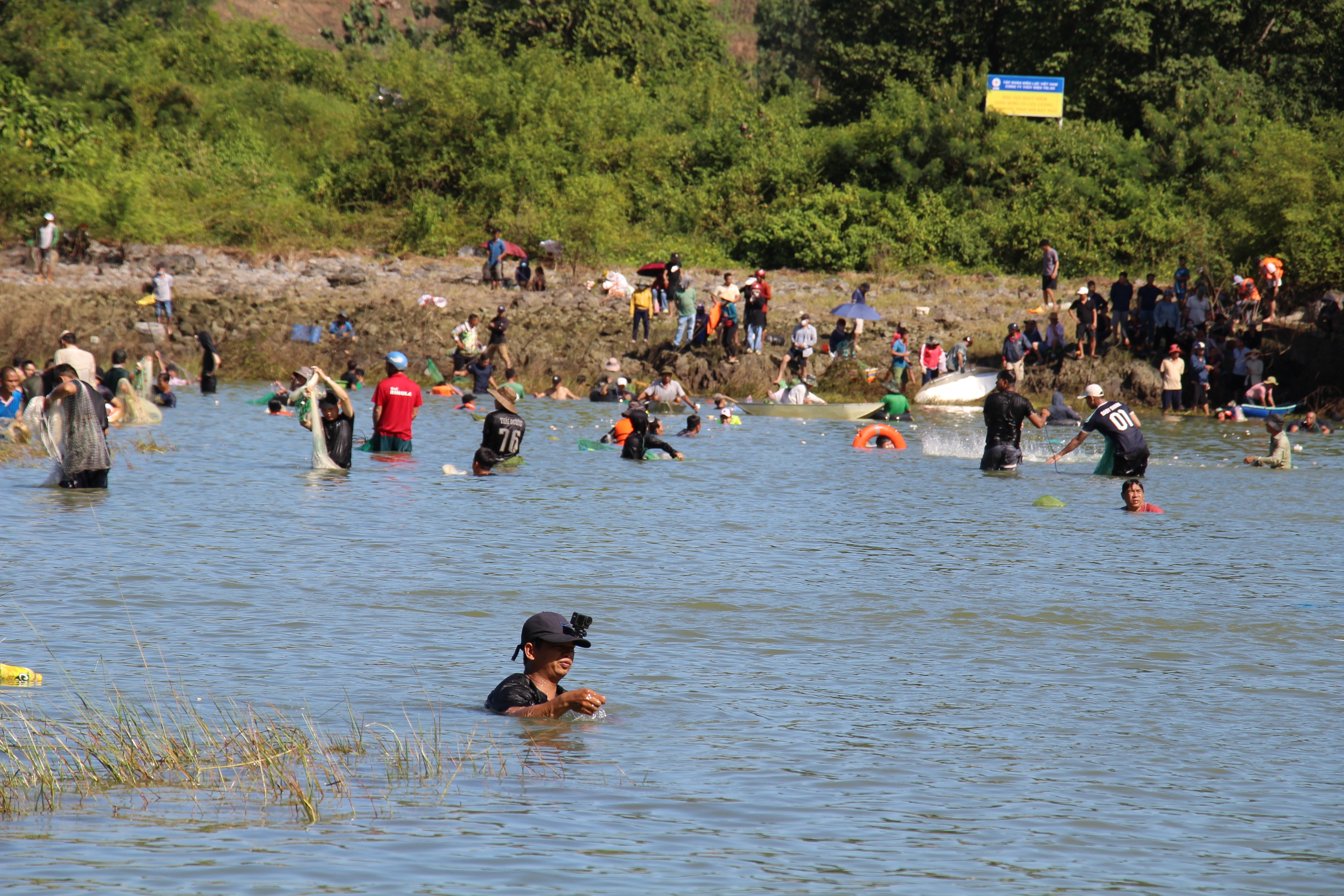 Ngừng xả lũ đập thủy điện Trị An, người dân đổ về săn cá "lộc trời”- Ảnh 7. Ngừng xả lũ đập thủy điện Trị An, người dân đổ về săn cá "lộc trời”- Ảnh 7.