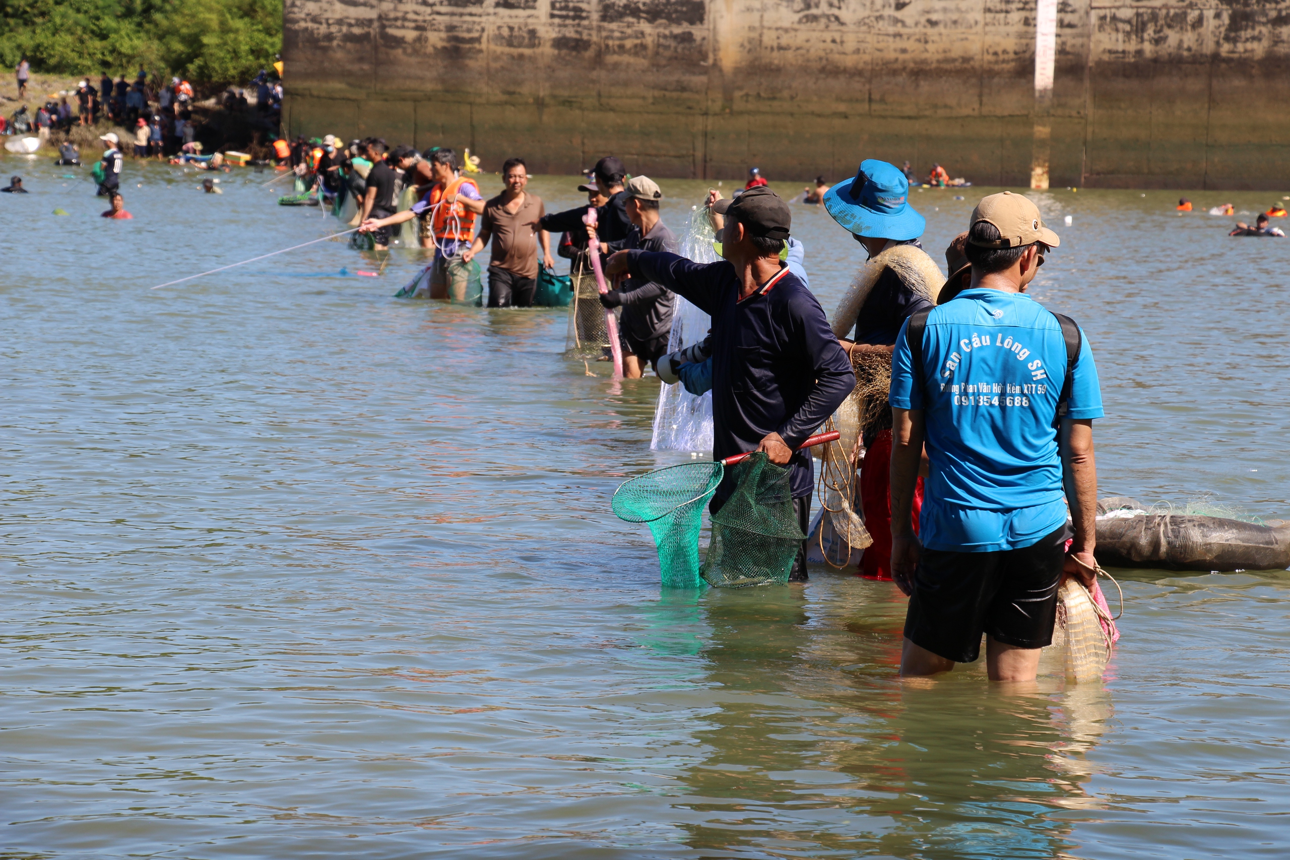 Ngừng xả lũ đập thủy điện Trị An, người dân đổ về săn cá "lộc trời”- Ảnh 2. Ngừng xả lũ đập thủy điện Trị An, người dân đổ về săn cá "lộc trời”- Ảnh 2.