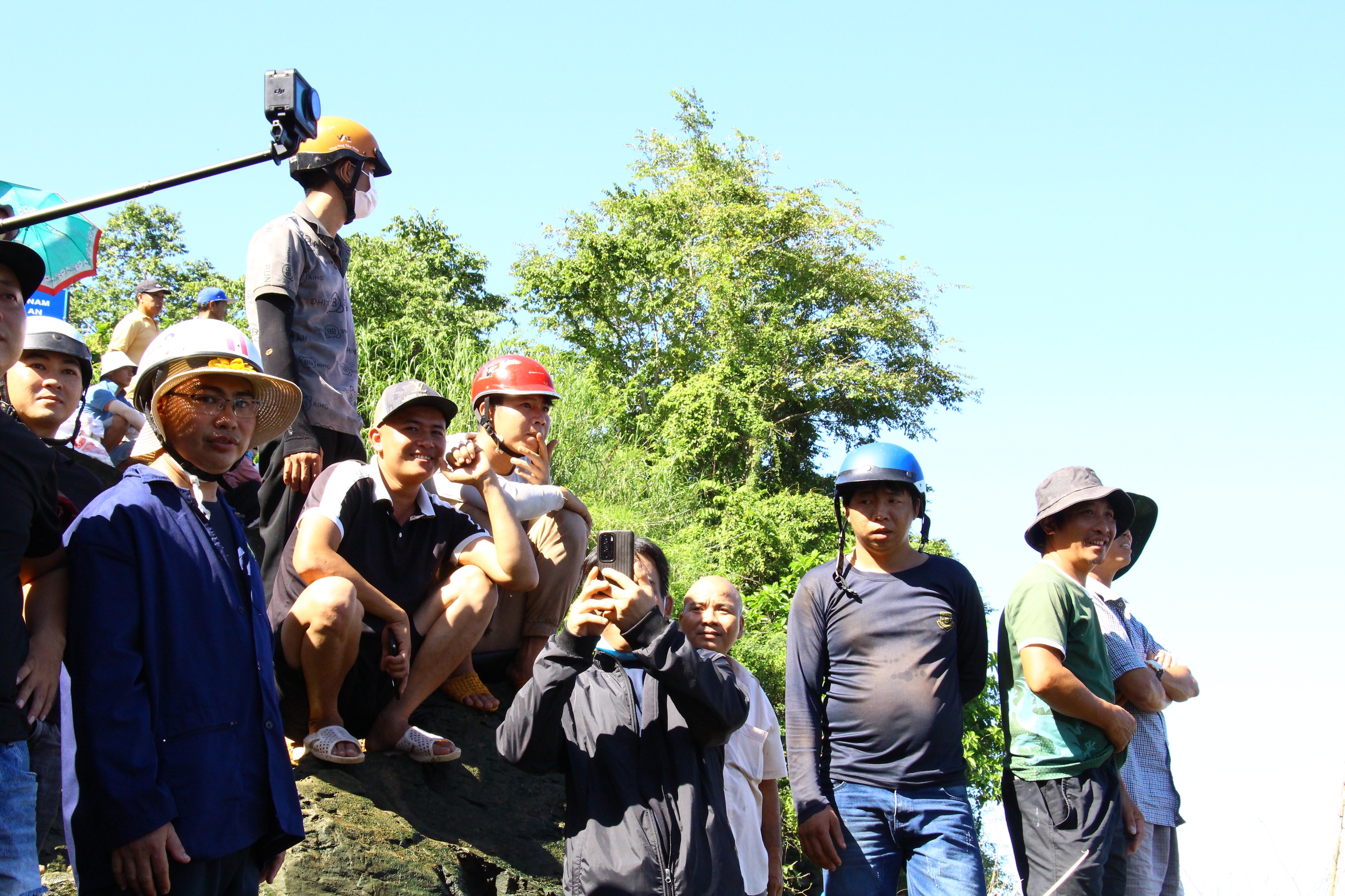 Ngừng xả lũ đập thủy điện Trị An, người dân đổ về săn cá "lộc trời”- Ảnh 10. Ngừng xả lũ đập thủy điện Trị An, người dân đổ về săn cá "lộc trời”- Ảnh 10.