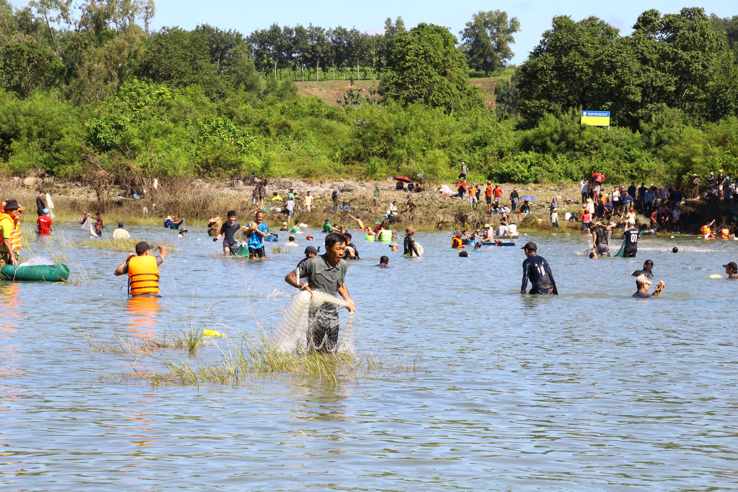 Ngừng xả lũ đập thủy điện Trị An, người dân đổ về săn cá "lộc trời”- Ảnh 6. Ngừng xả lũ đập thủy điện Trị An, người dân đổ về săn cá "lộc trời”- Ảnh 6.