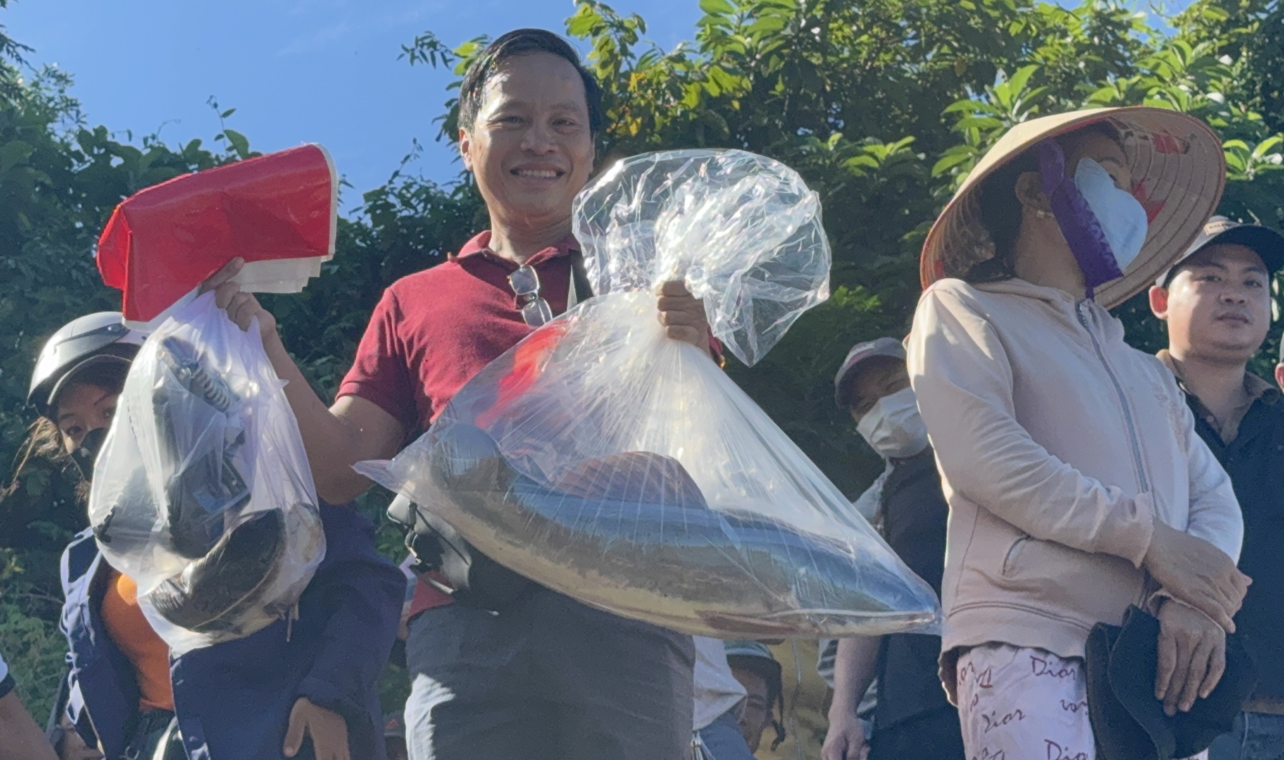 Ngừng xả lũ đập thủy điện Trị An, người dân đổ về săn cá "lộc trời”- Ảnh 5. Ngừng xả lũ đập thủy điện Trị An, người dân đổ về săn cá "lộc trời”- Ảnh 5.