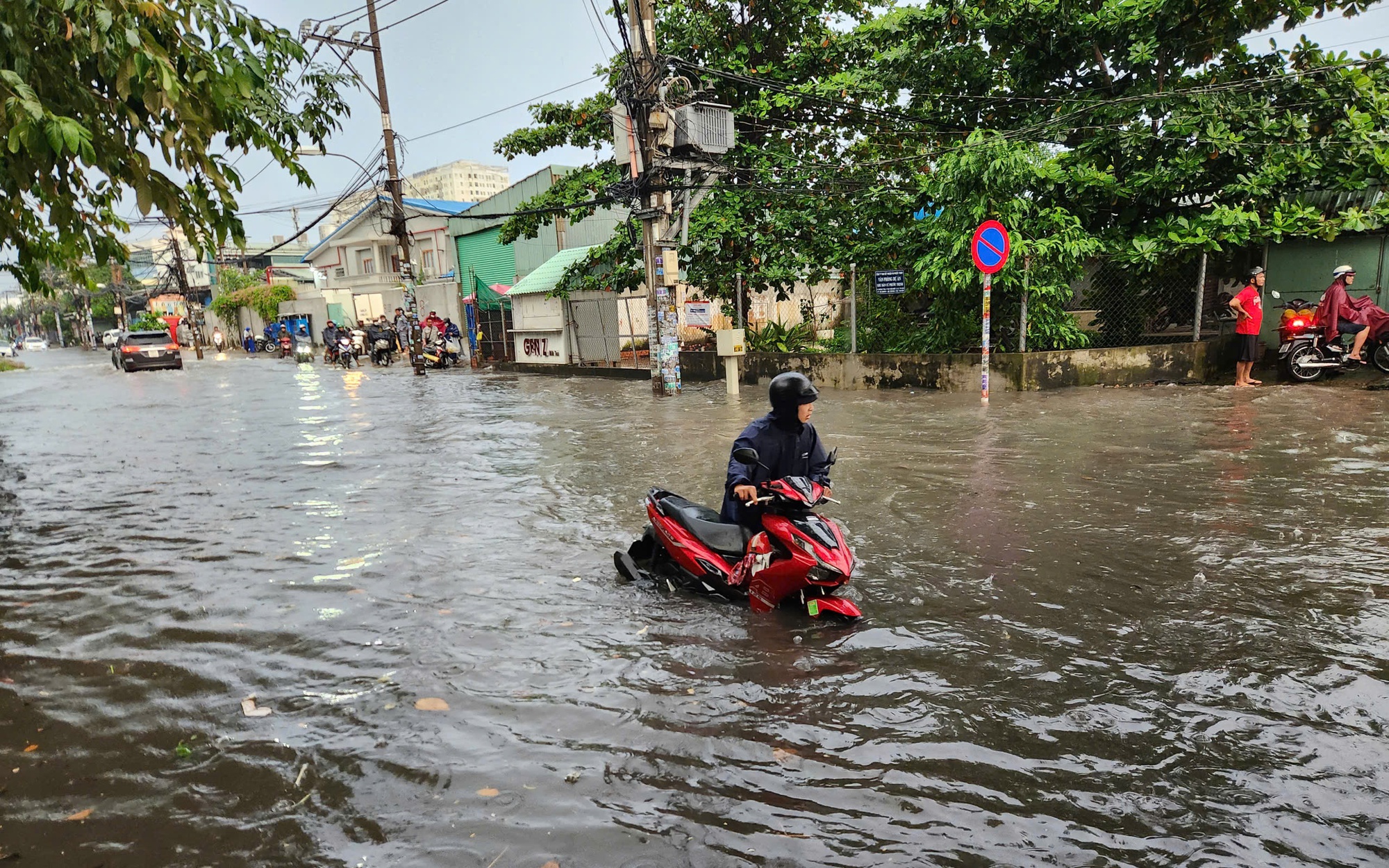 TP.HCM: Mưa xối xả khiến nhiều rốn ngập th&agrave;nh s&ocirc;ng, người d&acirc;n vật v&atilde; di chuyển
