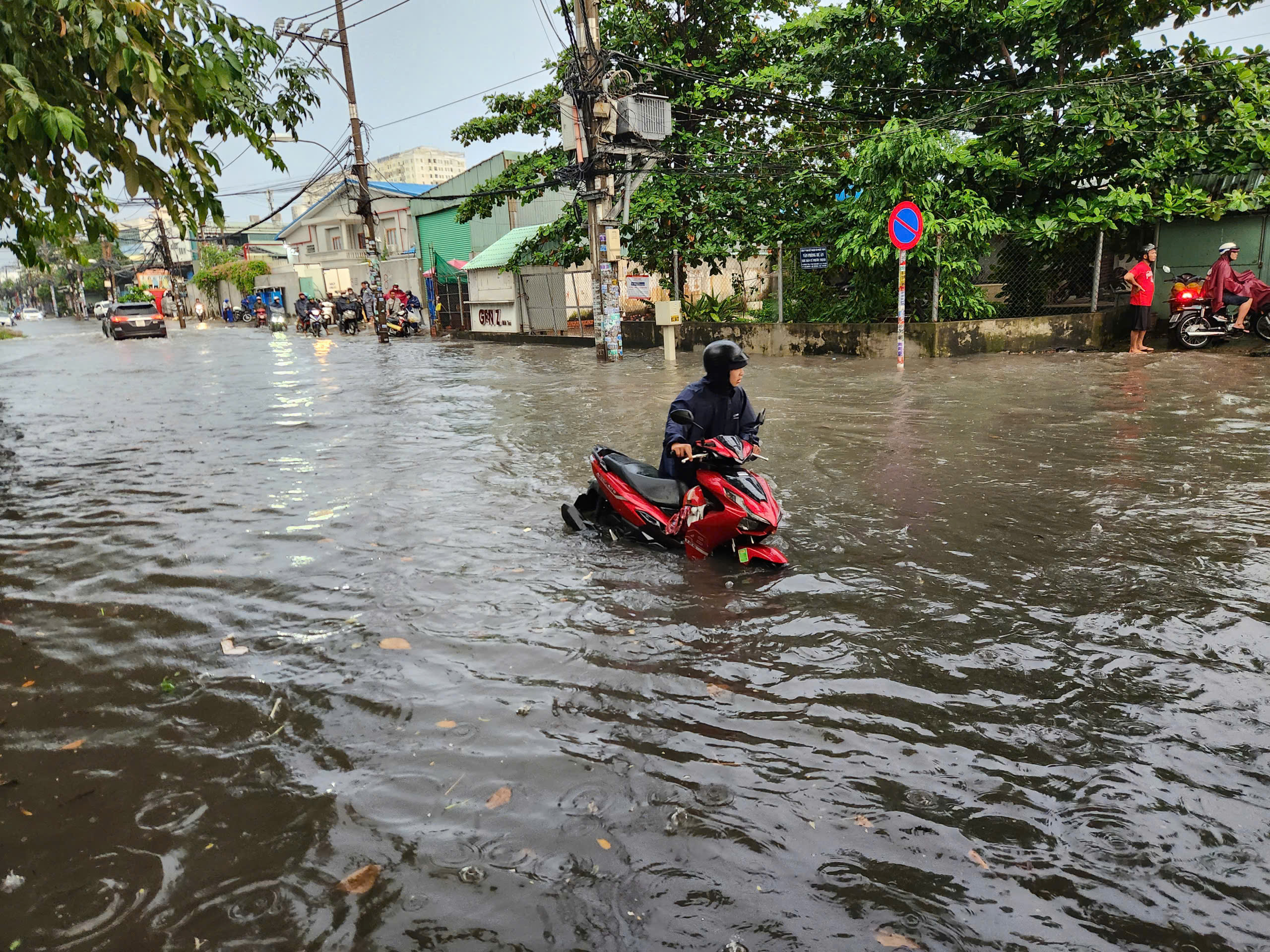 TP.HCM: Mưa xối xả khiến nhiều rốn ngập thành sông, người dân vật vã di chuyển- Ảnh 3. TP.HCM: Mưa xối xả khiến nhiều rốn ngập thành sông, người dân vật vã di chuyển- Ảnh 3.