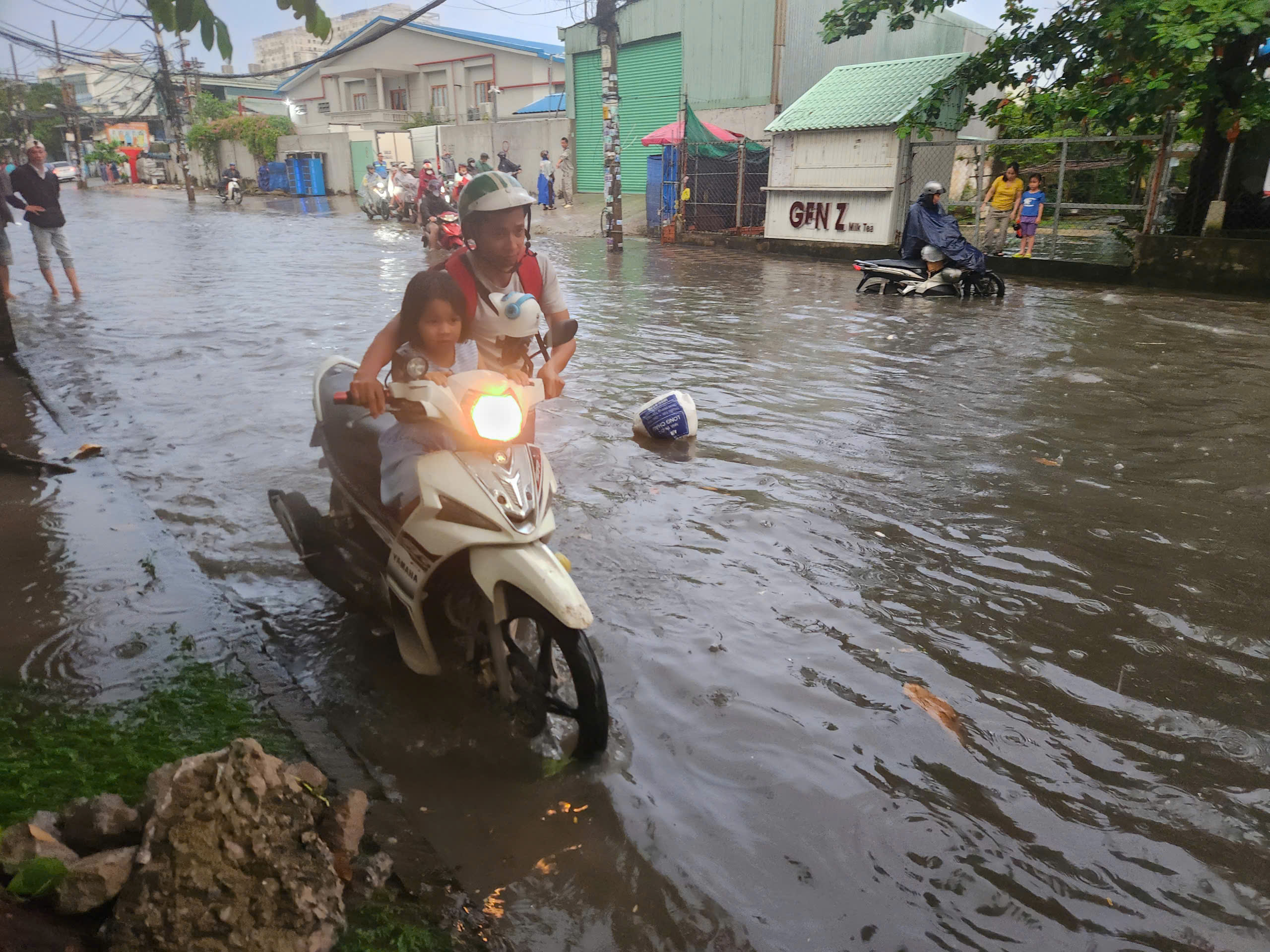 TP.HCM: Mưa xối xả khiến nhiều rốn ngập thành sông, người dân vật vã di chuyển- Ảnh 4. TP.HCM: Mưa xối xả khiến nhiều rốn ngập thành sông, người dân vật vã di chuyển- Ảnh 4.