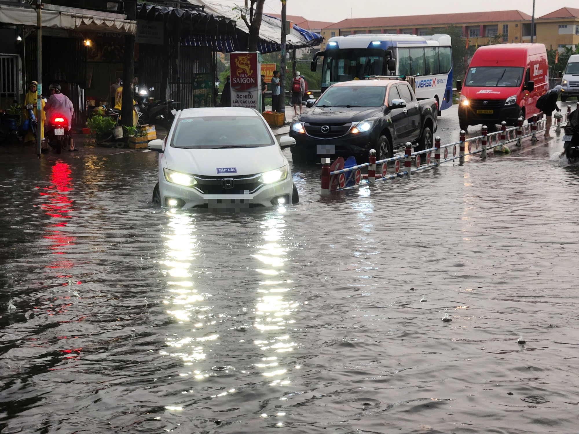 TP.HCM: Mưa xối xả khiến nhiều rốn ngập thành sông, người dân vật vã di chuyển- Ảnh 2. TP.HCM: Mưa xối xả khiến nhiều rốn ngập thành sông, người dân vật vã di chuyển- Ảnh 2.