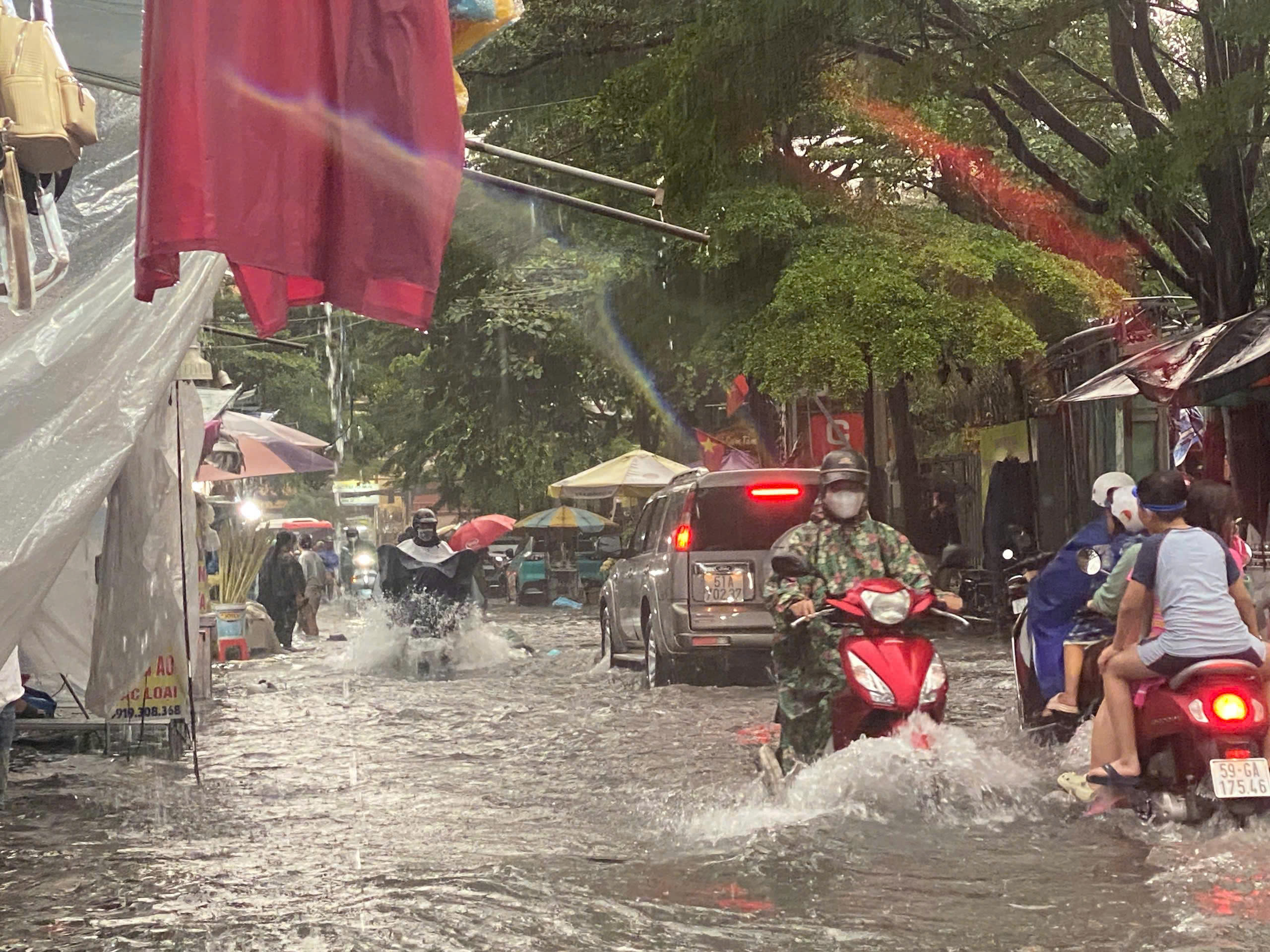 TP.HCM: Mưa xối xả khiến nhiều rốn ngập thành sông, người dân vật vã di chuyển- Ảnh 1. TP.HCM: Mưa xối xả khiến nhiều rốn ngập thành sông, người dân vật vã di chuyển- Ảnh 1.