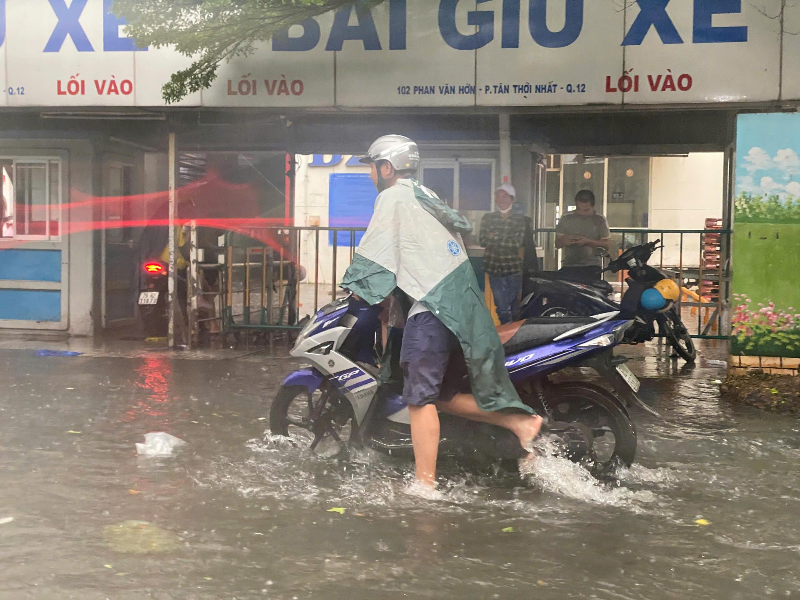 TP.HCM: Mưa xối xả khiến nhiều rốn ngập thành sông, người dân vật vã di chuyển- Ảnh 5. TP.HCM: Mưa xối xả khiến nhiều rốn ngập thành sông, người dân vật vã di chuyển- Ảnh 5.