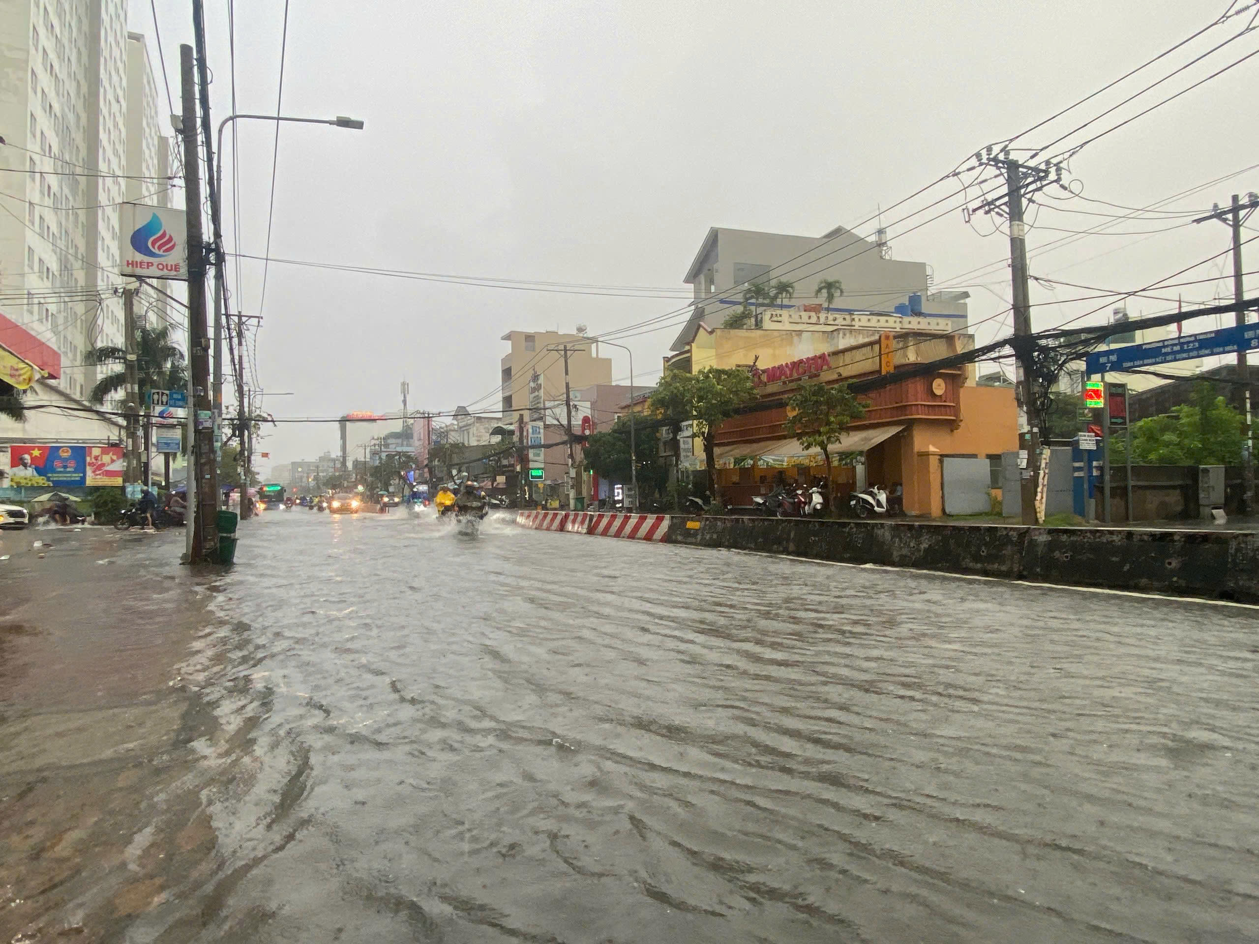 TP.HCM: Mưa xối xả khiến nhiều rốn ngập thành sông, người dân vật vã di chuyển- Ảnh 8. TP.HCM: Mưa xối xả khiến nhiều rốn ngập thành sông, người dân vật vã di chuyển- Ảnh 8.