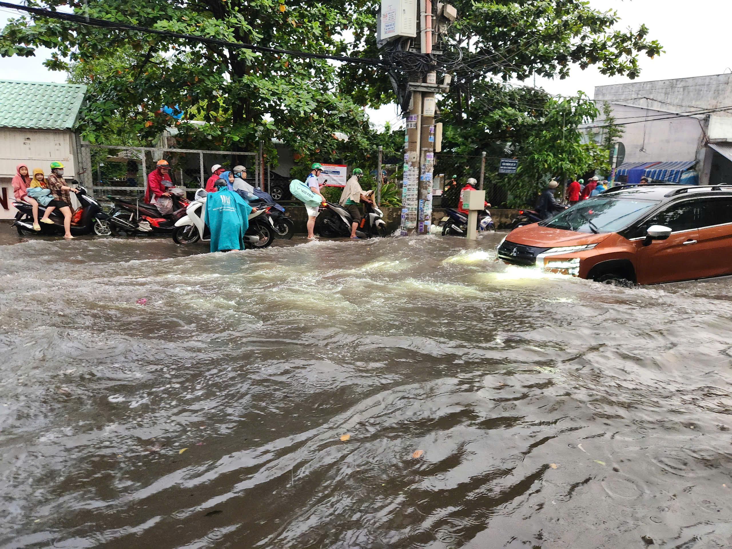 TP.HCM: Mưa xối xả khiến nhiều rốn ngập thành sông, người dân vật vã di chuyển- Ảnh 9. TP.HCM: Mưa xối xả khiến nhiều rốn ngập thành sông, người dân vật vã di chuyển- Ảnh 9.