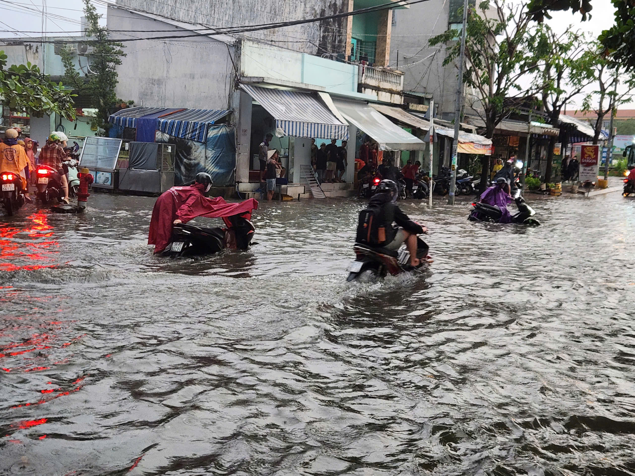 TP.HCM: Mưa xối xả khiến nhiều rốn ngập thành sông, người dân vật vã di chuyển- Ảnh 6. TP.HCM: Mưa xối xả khiến nhiều rốn ngập thành sông, người dân vật vã di chuyển- Ảnh 6.