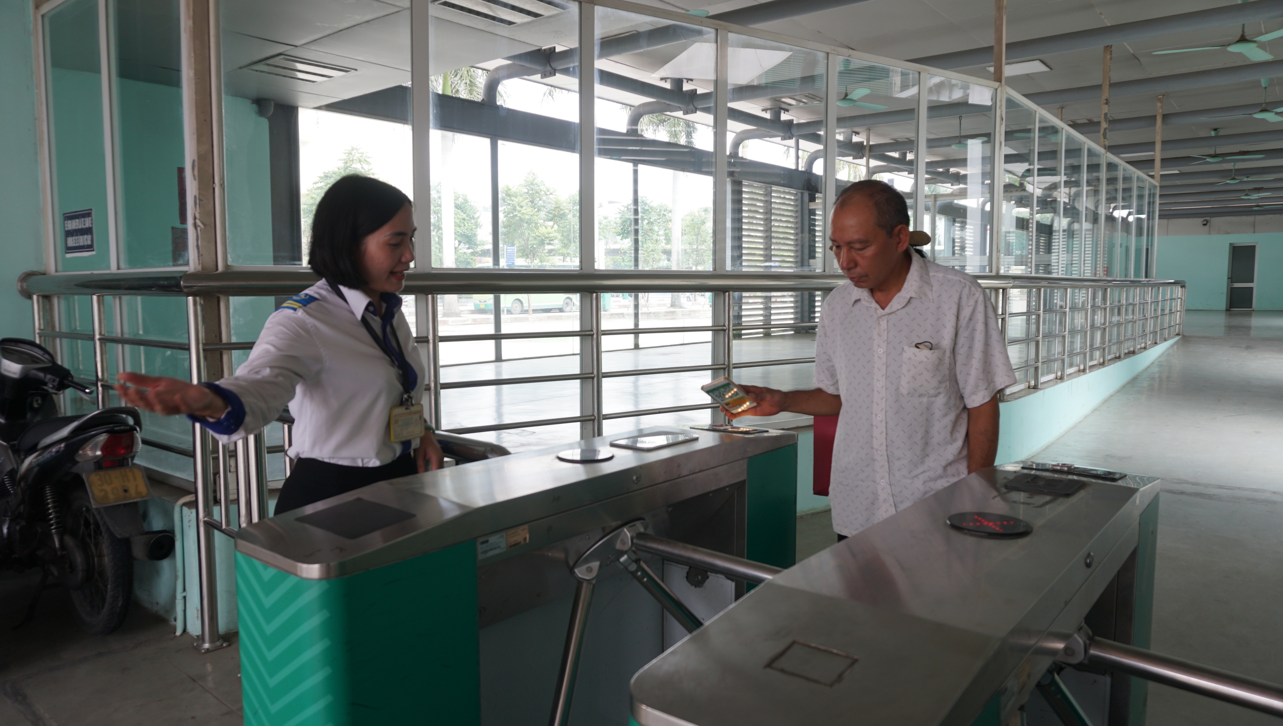 H&agrave;nh tr&igrave;nh dịu d&agrave;ng của những người phụ nữ tr&ecirc;n xe bu&yacute;t- Ảnh 4.