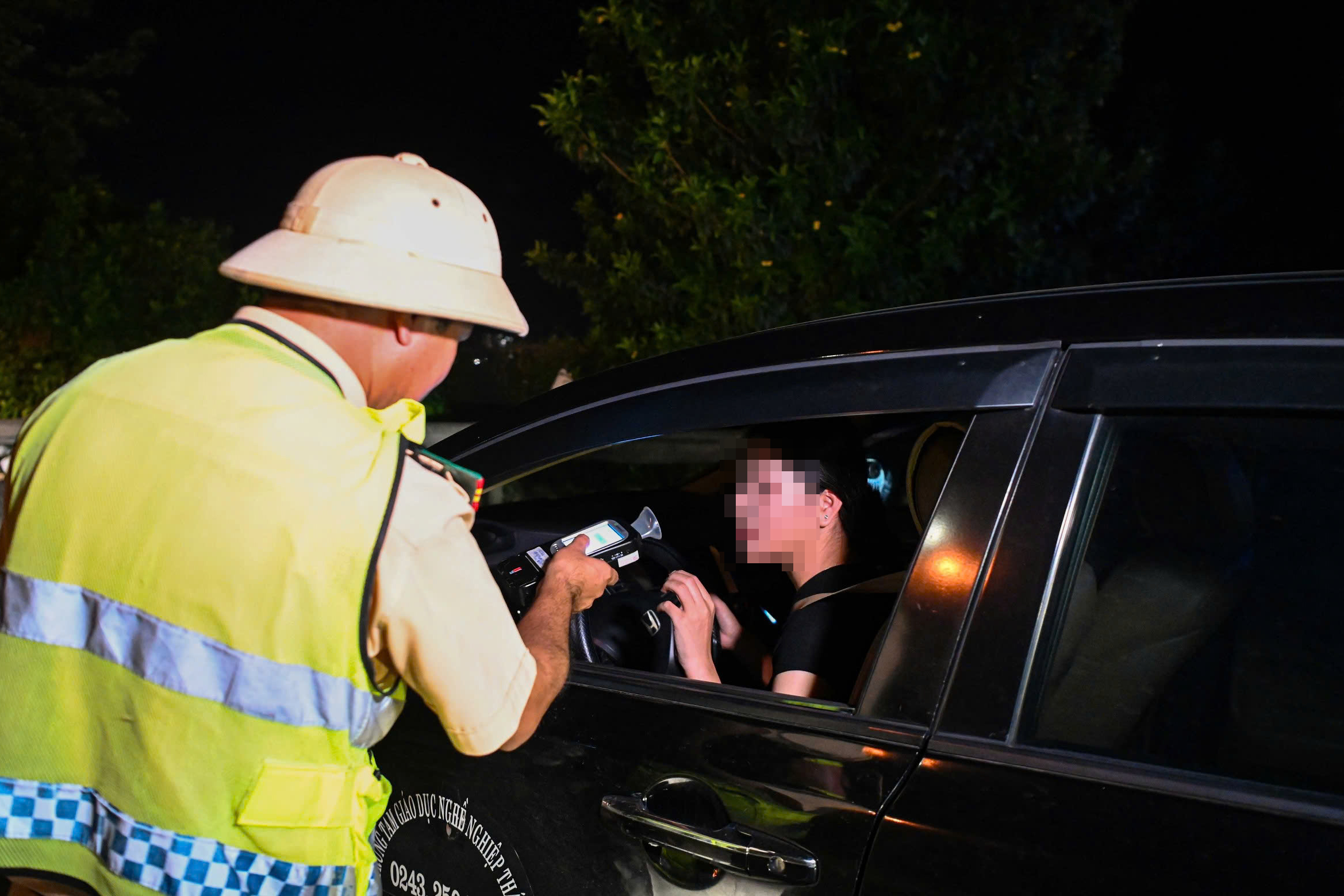 Cảnh s&aacute;t xuy&ecirc;n đ&ecirc;m xử l&yacute; vi phạm nồng độ cồn, kiểm tra tất cả xe v&agrave;o cao tốc- Ảnh 8.