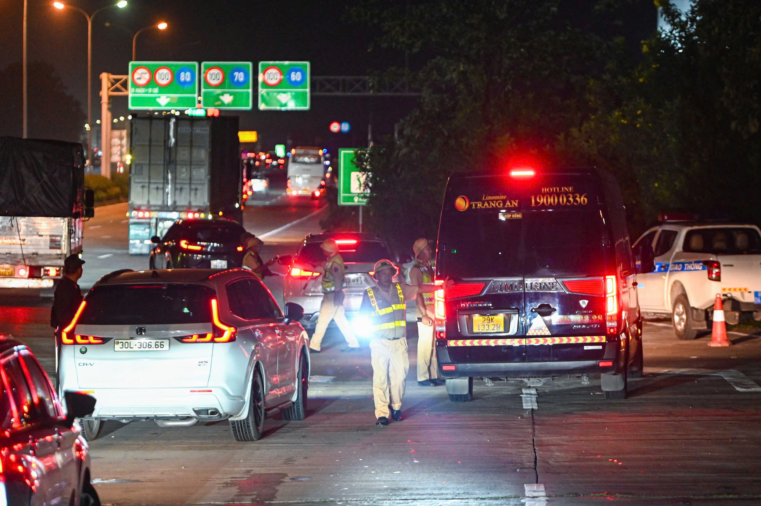 Cảnh s&aacute;t xuy&ecirc;n đ&ecirc;m xử l&yacute; vi phạm nồng độ cồn, kiểm tra tất cả xe v&agrave;o cao tốc- Ảnh 9.