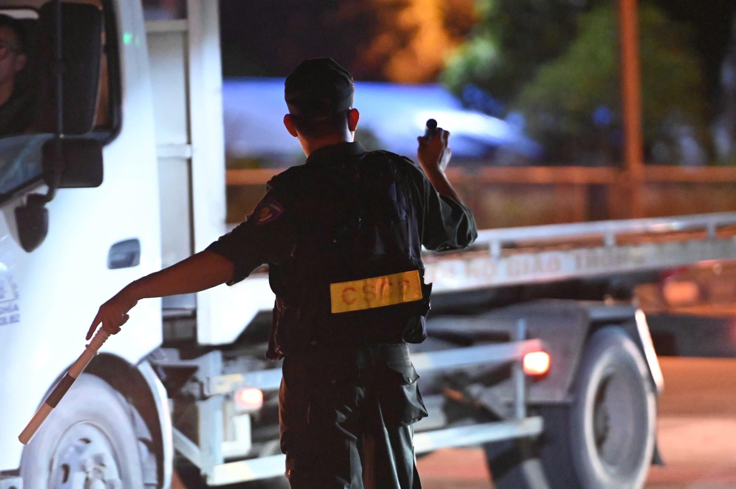 Cảnh s&aacute;t xuy&ecirc;n đ&ecirc;m xử l&yacute; vi phạm nồng độ cồn, kiểm tra tất cả xe v&agrave;o cao tốc- Ảnh 6.