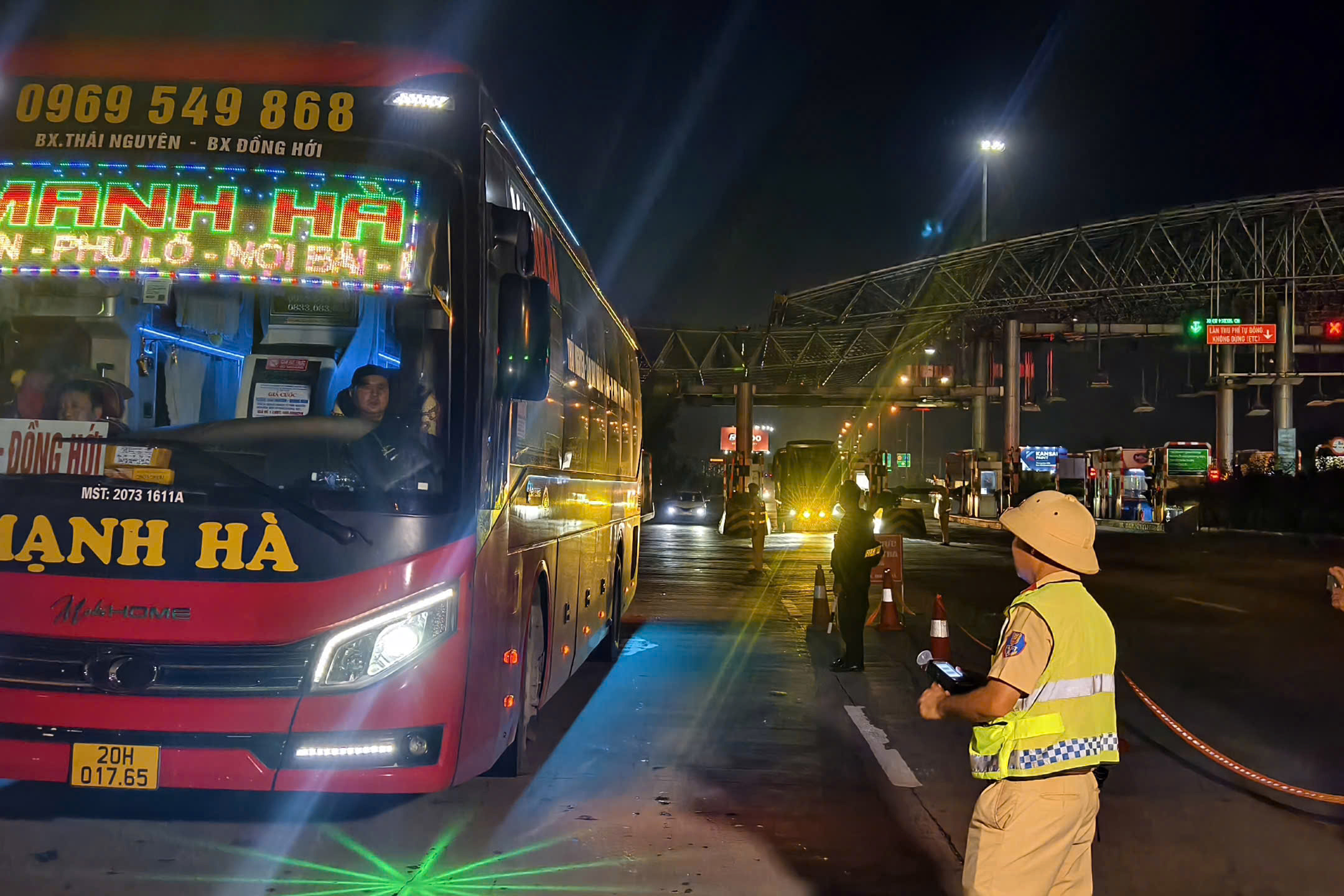 CSGT cả nước đồng loạt kiểm tra nồng độ cồn, một tối xử phạt hơn 2.300 t&agrave;i xế- Ảnh 1.