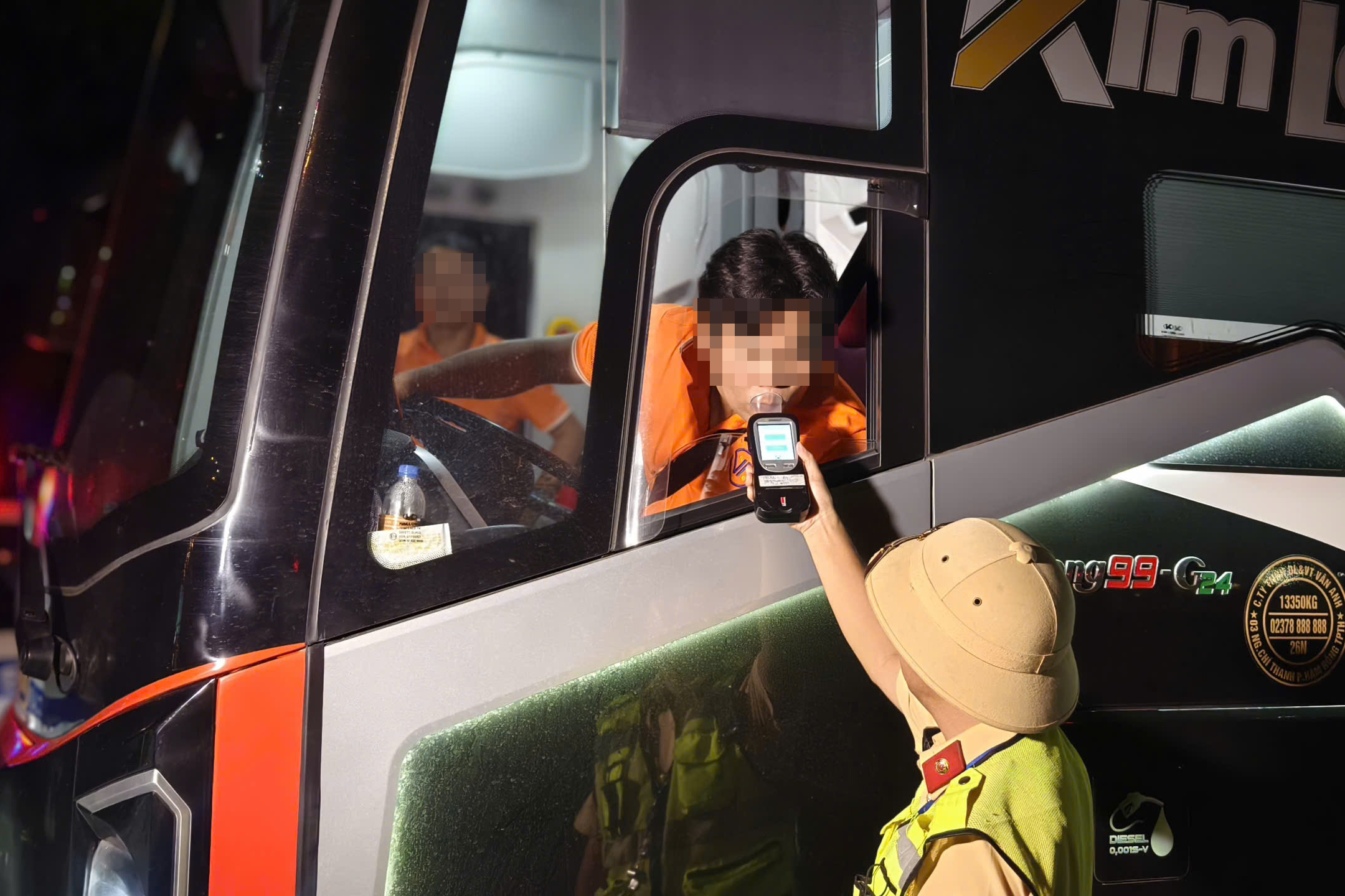 Cảnh s&aacute;t xuy&ecirc;n đ&ecirc;m xử l&yacute; vi phạm nồng độ cồn, kiểm tra tất cả xe v&agrave;o cao tốc- Ảnh 3.