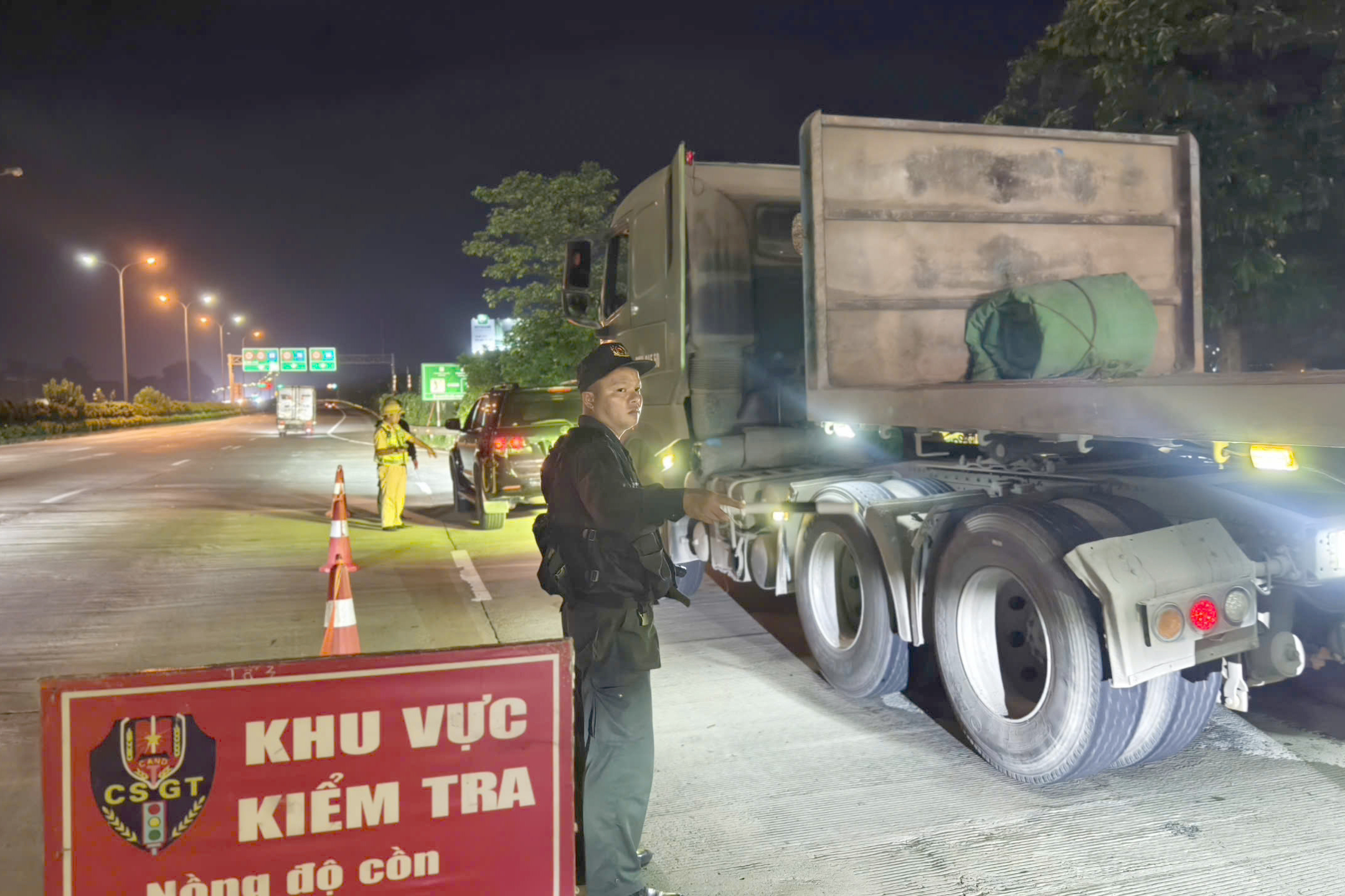 Cảnh s&aacute;t xuy&ecirc;n đ&ecirc;m xử l&yacute; vi phạm nồng độ cồn, kiểm tra tất cả xe v&agrave;o cao tốc- Ảnh 2.