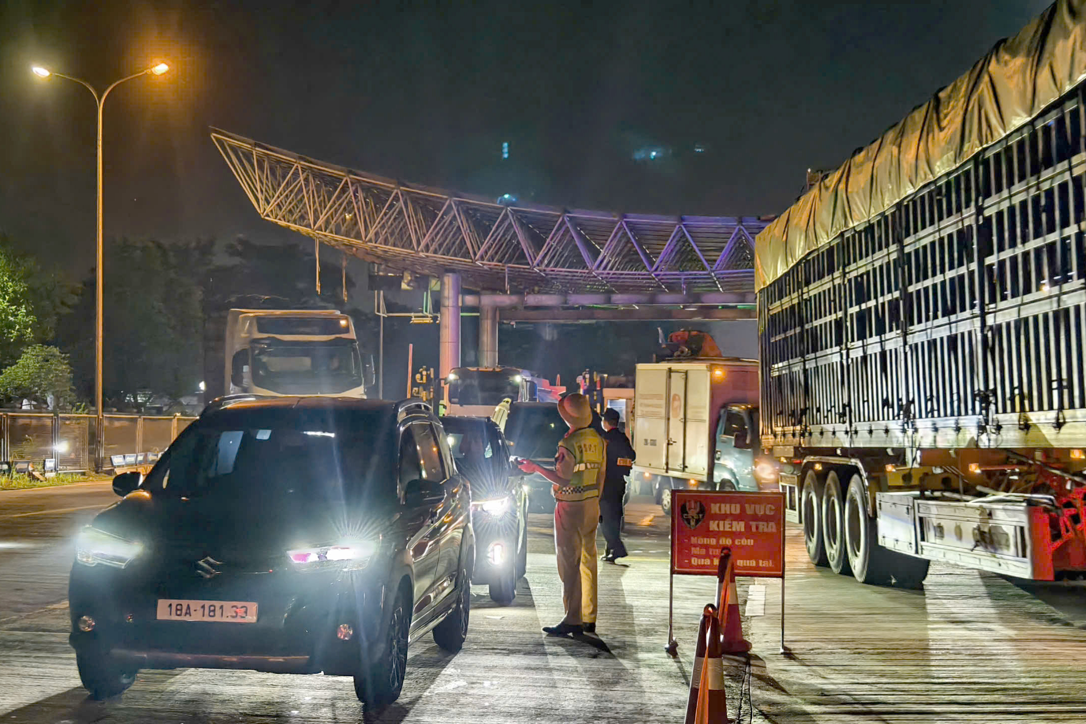 Cảnh s&aacute;t xuy&ecirc;n đ&ecirc;m xử l&yacute; vi phạm nồng độ cồn, kiểm tra tất cả xe v&agrave;o cao tốc- Ảnh 1.
