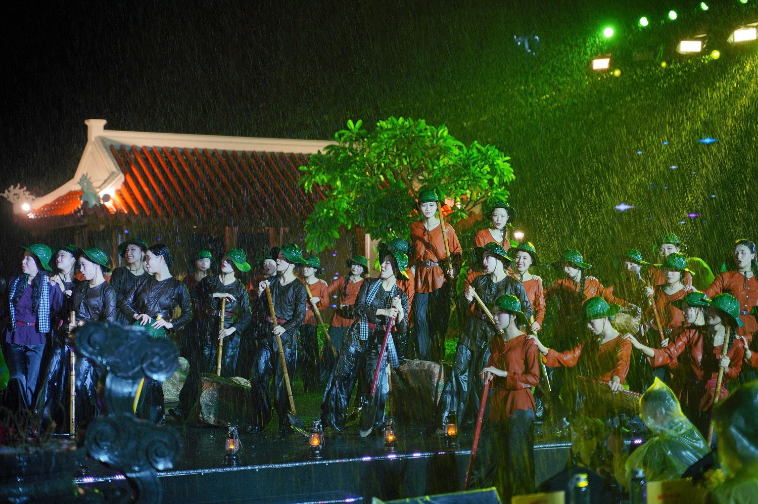 SHB đồng h&agrave;nh c&ugrave;ng chương tr&igrave;nh nghệ thuật &ldquo;Lời tri &acirc;n - D&ograve;ng s&ocirc;ng hoa lửa&rdquo; ở Quảng Trị- Ảnh 1.