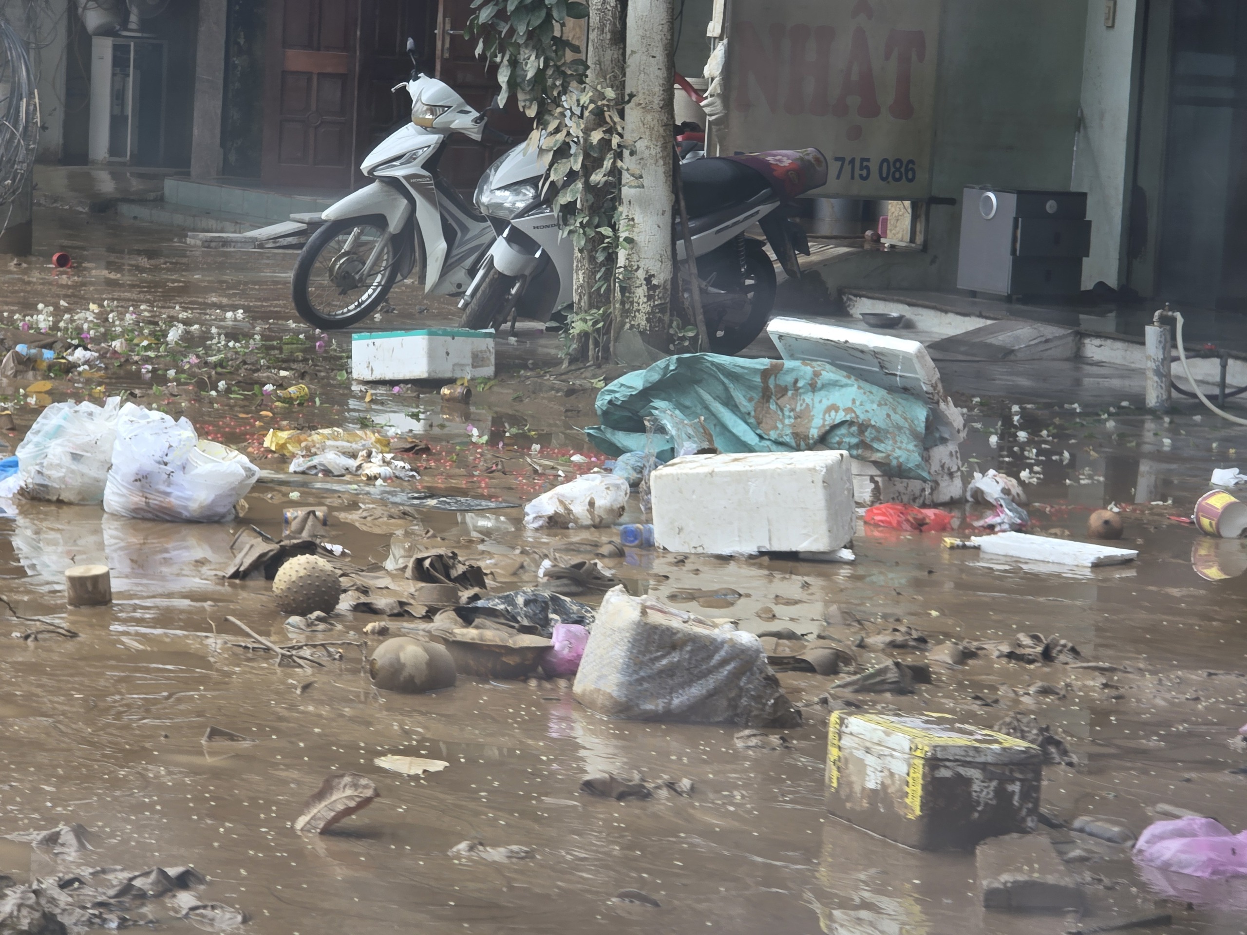 To&agrave;n cảnh khu d&acirc;n cư c&ugrave;ng h&agrave;ng ngh&igrave;n hộ d&acirc;n ở L&agrave;o Cai bị chia cắt, giao th&ocirc;ng t&ecirc; liệt- Ảnh 4.