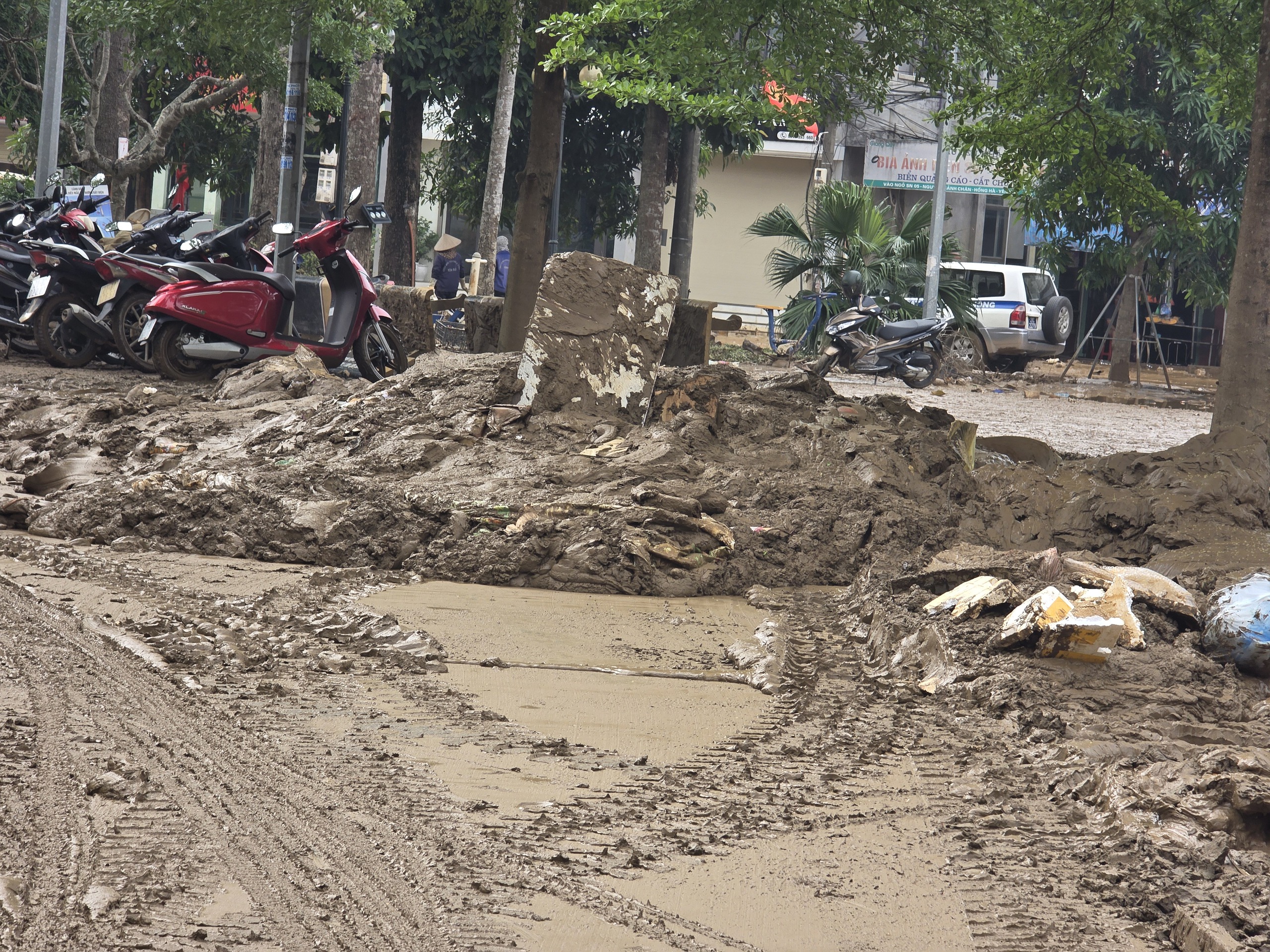 To&agrave;n cảnh khu d&acirc;n cư c&ugrave;ng h&agrave;ng ngh&igrave;n hộ d&acirc;n ở L&agrave;o Cai bị chia cắt, giao th&ocirc;ng t&ecirc; liệt- Ảnh 5.