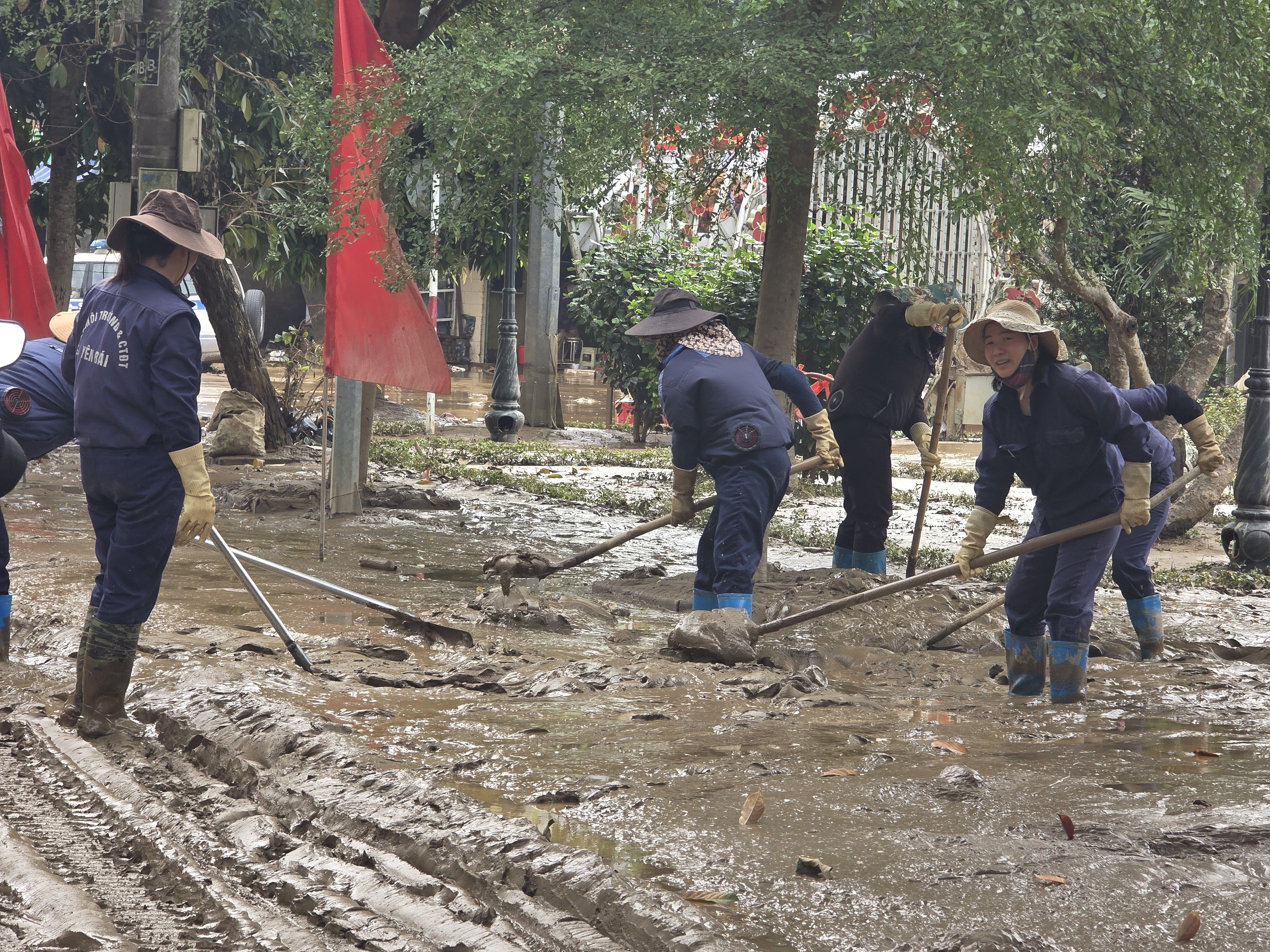 To&agrave;n cảnh khu d&acirc;n cư c&ugrave;ng h&agrave;ng ngh&igrave;n hộ d&acirc;n ở L&agrave;o Cai bị chia cắt, giao th&ocirc;ng t&ecirc; liệt- Ảnh 6.