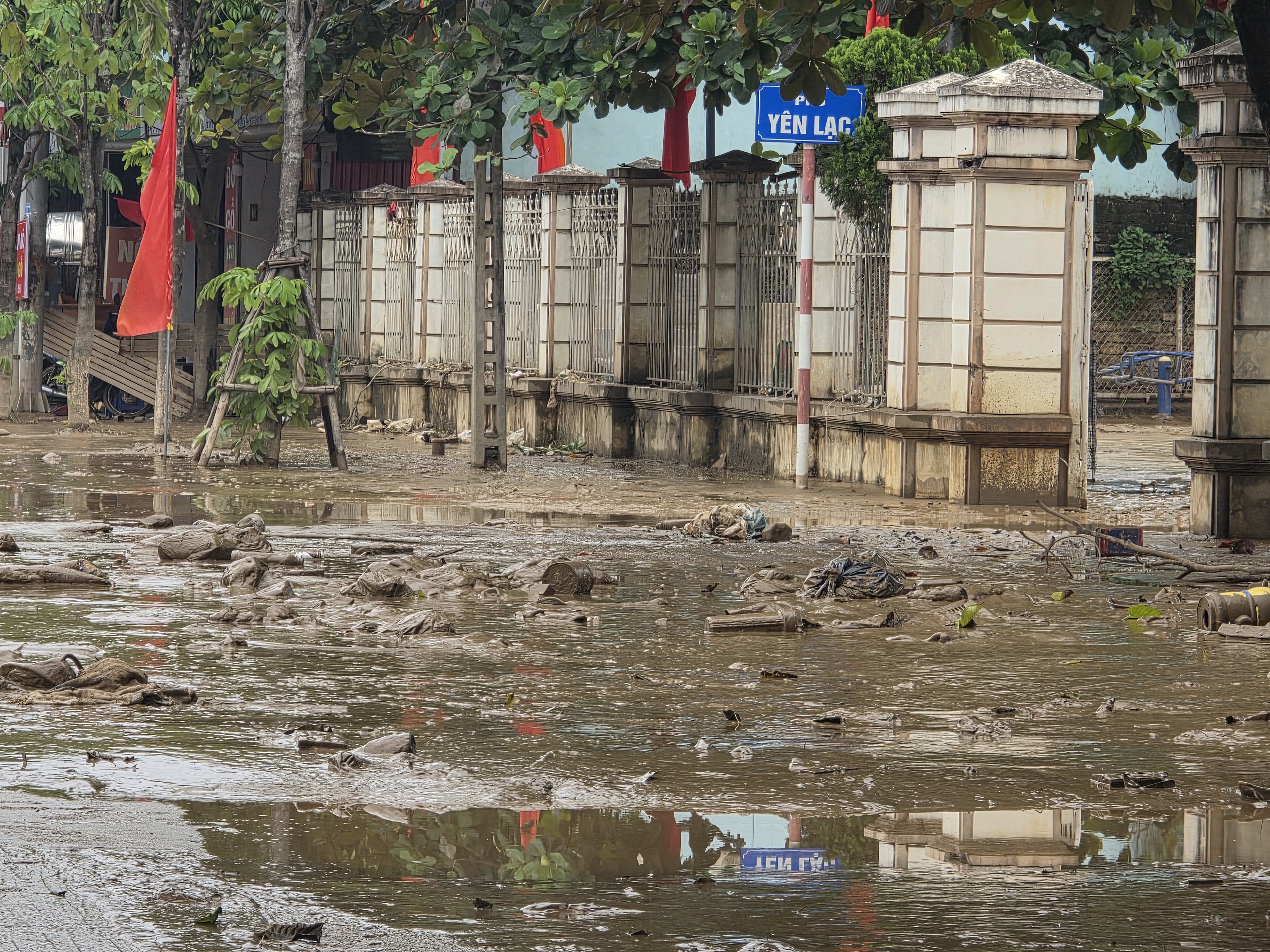 To&agrave;n cảnh khu d&acirc;n cư c&ugrave;ng h&agrave;ng ngh&igrave;n hộ d&acirc;n ở L&agrave;o Cai bị chia cắt, giao th&ocirc;ng t&ecirc; liệt- Ảnh 9.