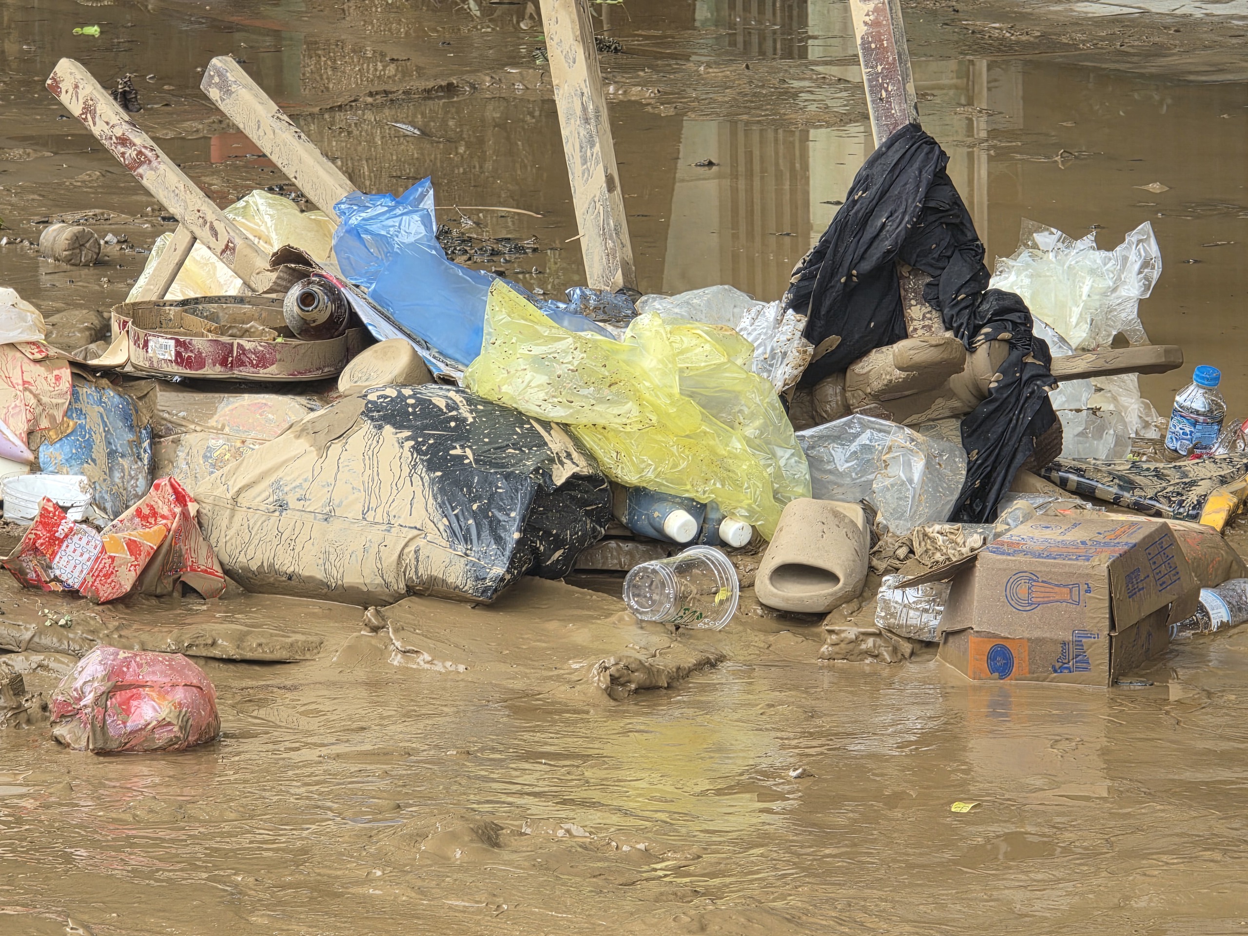 To&agrave;n cảnh khu d&acirc;n cư c&ugrave;ng h&agrave;ng ngh&igrave;n hộ d&acirc;n ở L&agrave;o Cai bị chia cắt, giao th&ocirc;ng t&ecirc; liệt- Ảnh 7.