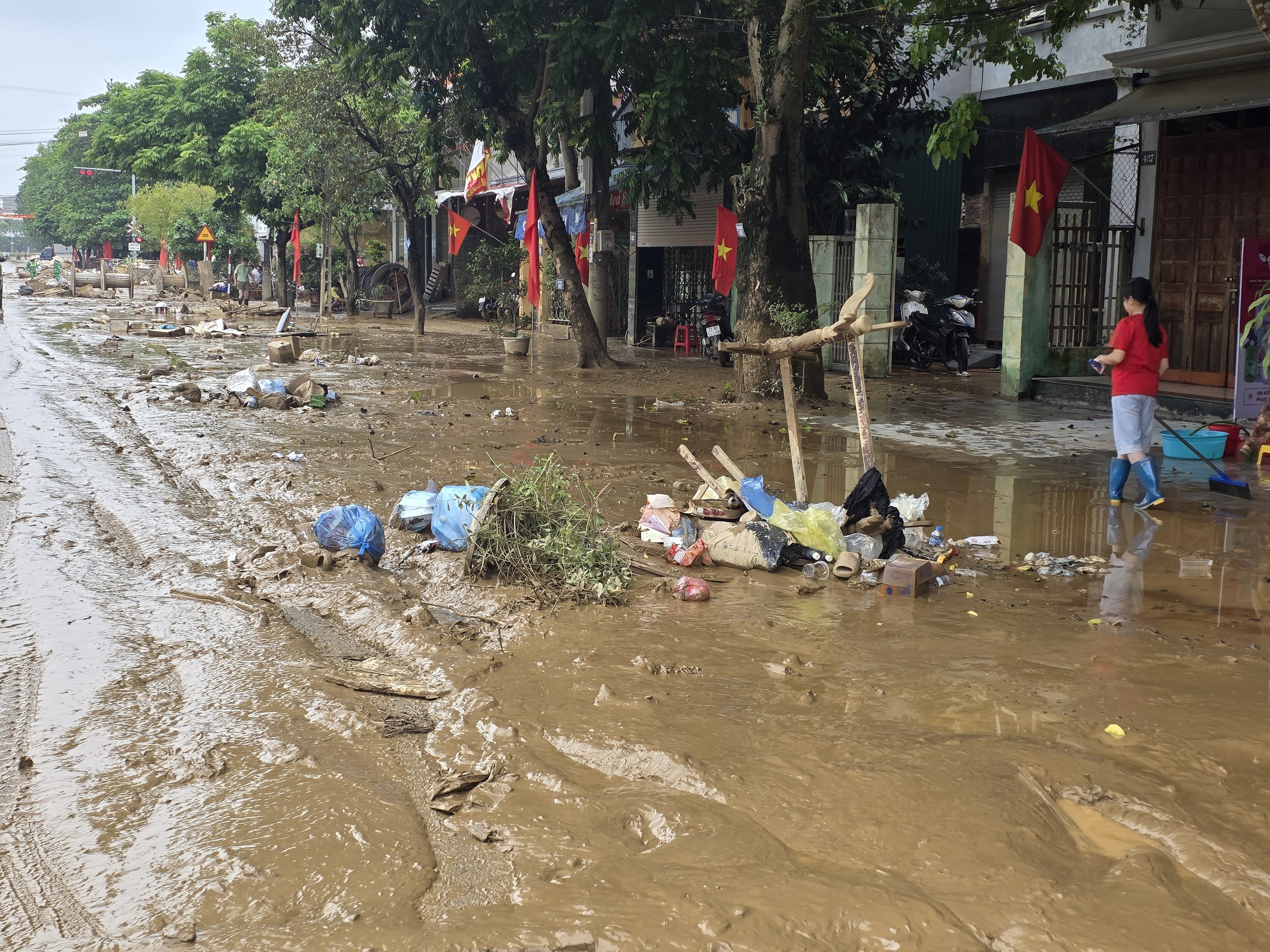 To&agrave;n cảnh khu d&acirc;n cư c&ugrave;ng h&agrave;ng ngh&igrave;n hộ d&acirc;n ở L&agrave;o Cai bị chia cắt, giao th&ocirc;ng t&ecirc; liệt- Ảnh 8.