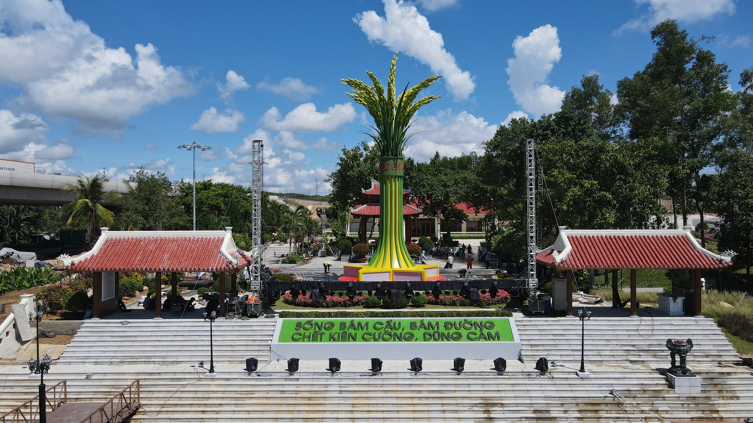 SHB đồng h&agrave;nh c&ugrave;ng chương tr&igrave;nh nghệ thuật &ldquo;Lời tri &acirc;n - D&ograve;ng s&ocirc;ng hoa lửa&rdquo; ở Quảng Trị- Ảnh 3.