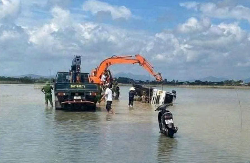 Hiện trường xảy ra sự cố hy hữu khiến t&agrave;i xế xe tải tử vong.