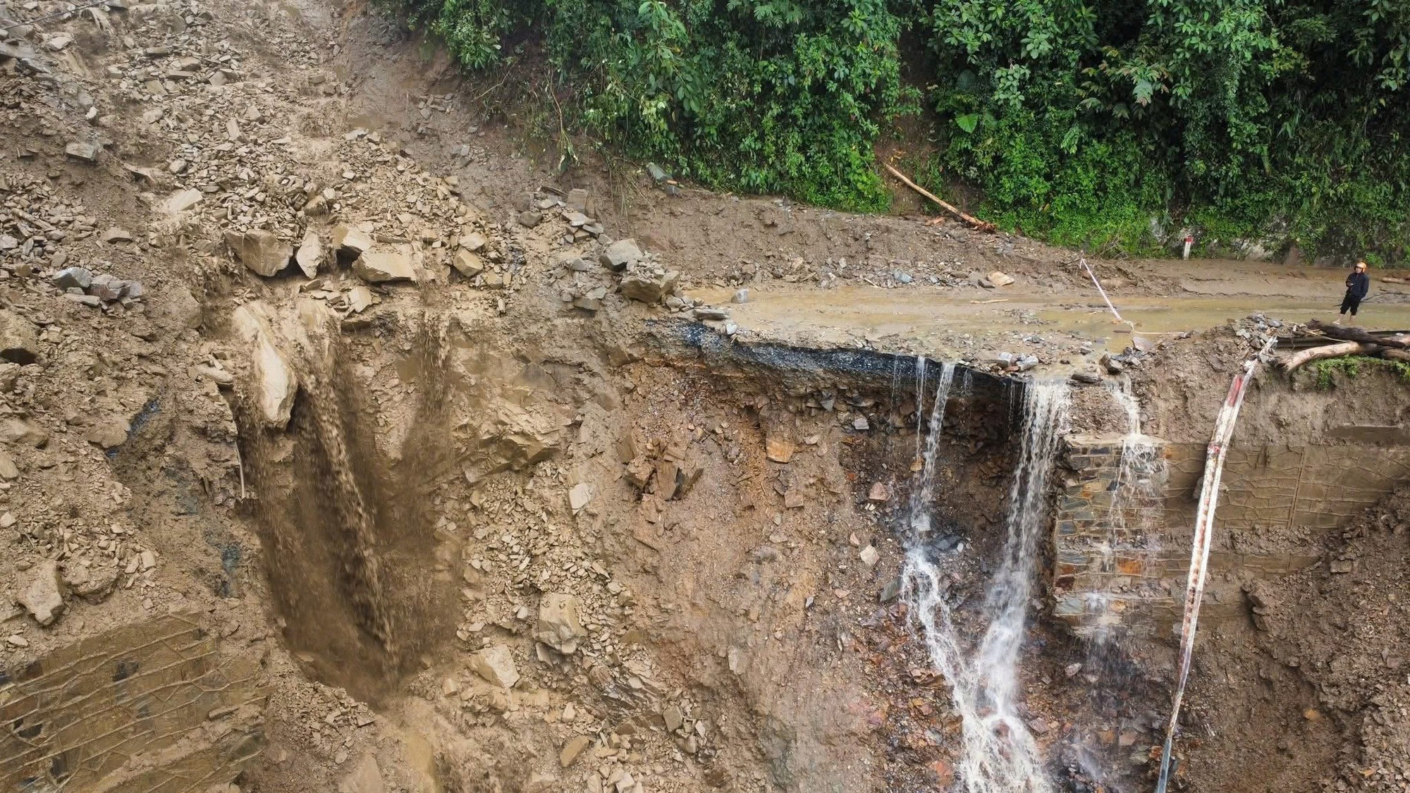 L&agrave;o Cai: Sạt lở đ&egrave;o Khau Phạ chia cắt quốc lộ 32- Ảnh 1.