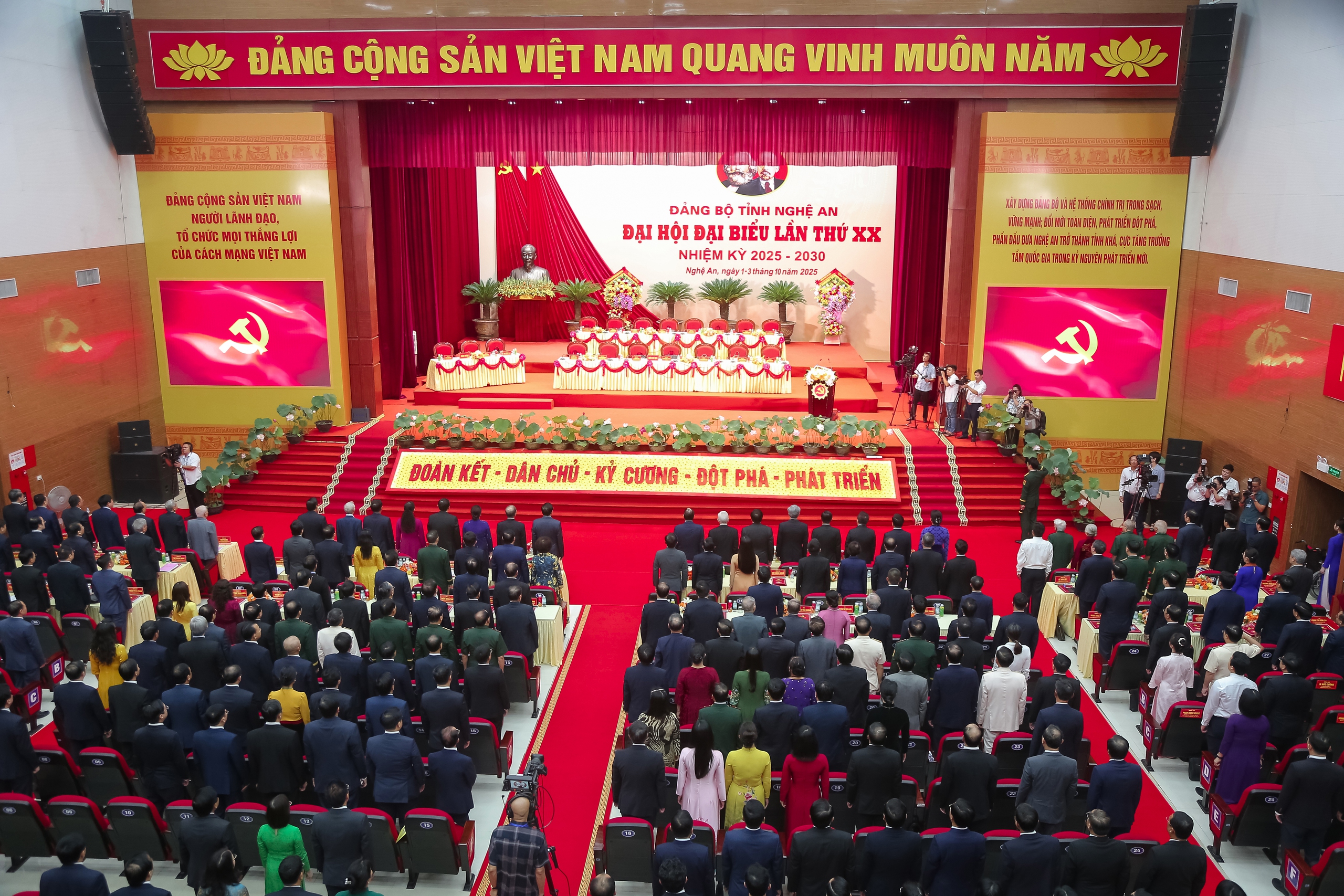 Nghệ An cần khơi dậy kh&aacute;t vọng ph&aacute;t triển, đổi mới tư duy v&agrave; h&agrave;nh động tạo sức bật mới- Ảnh 2.